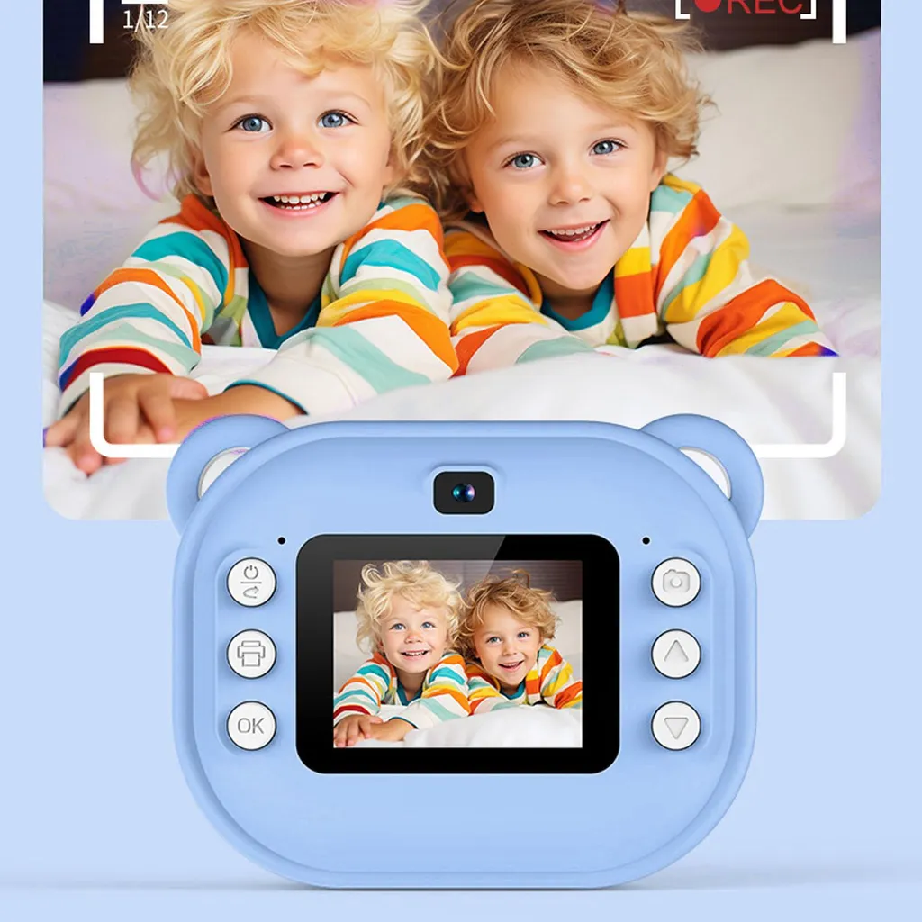 Blaue Kinderkamera mit Bärenform zeigt zwei lächelnde blonde Kinder im gestreiften Pullover.