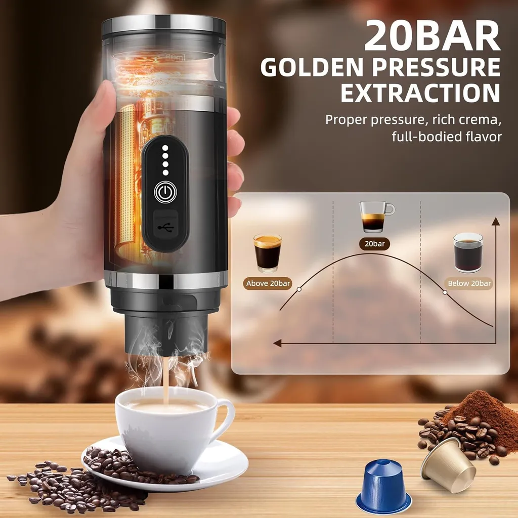 Hand hält tragbare Kaffeemaschine, die Kaffee in eine weiße Tasse gießt, mit Kaffeebohnen und Kapseln auf dem Tisch.