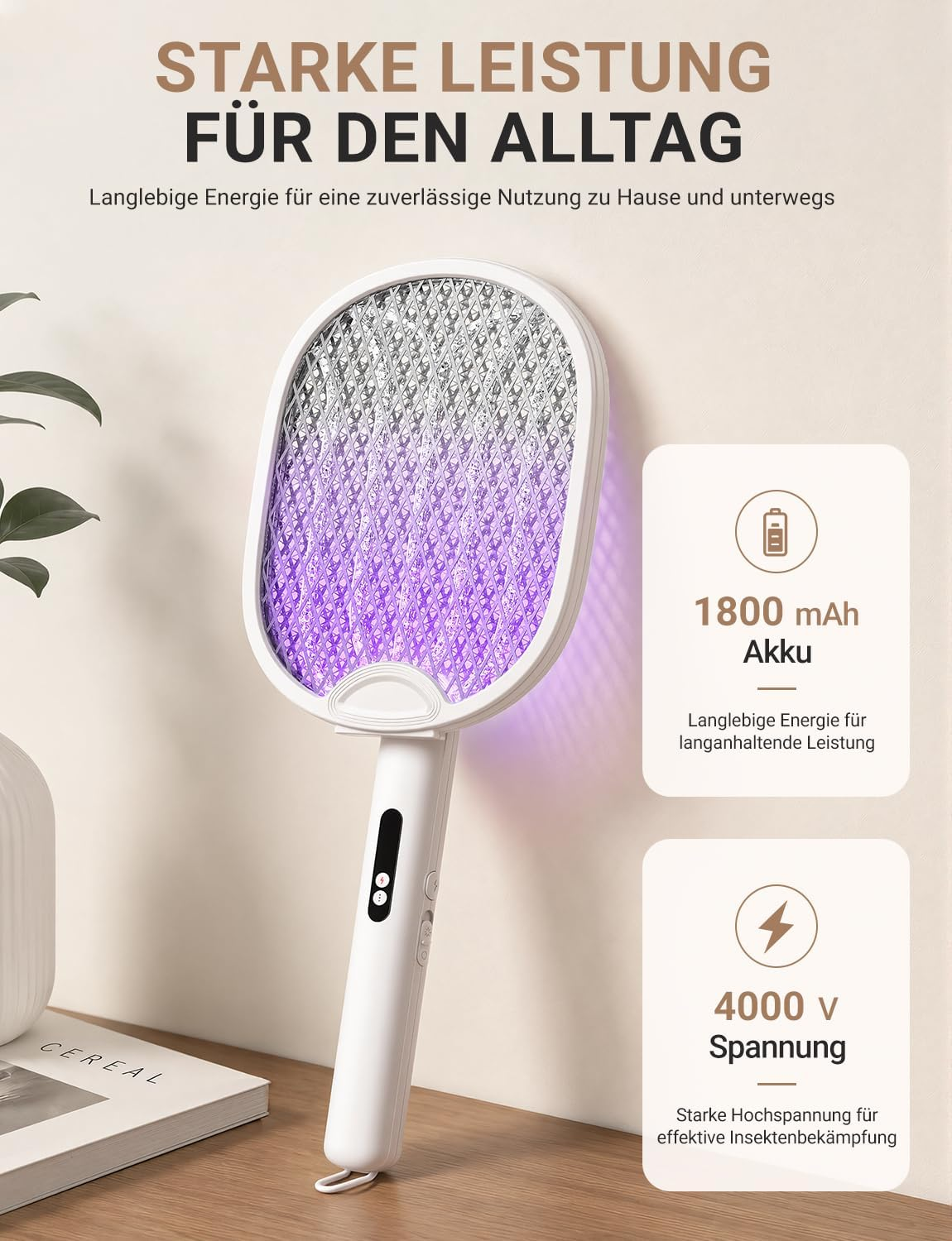 Weißer elektrischer Insektenvernichter mit violettem UV-Licht auf einem Holztisch, mit Textkarten.