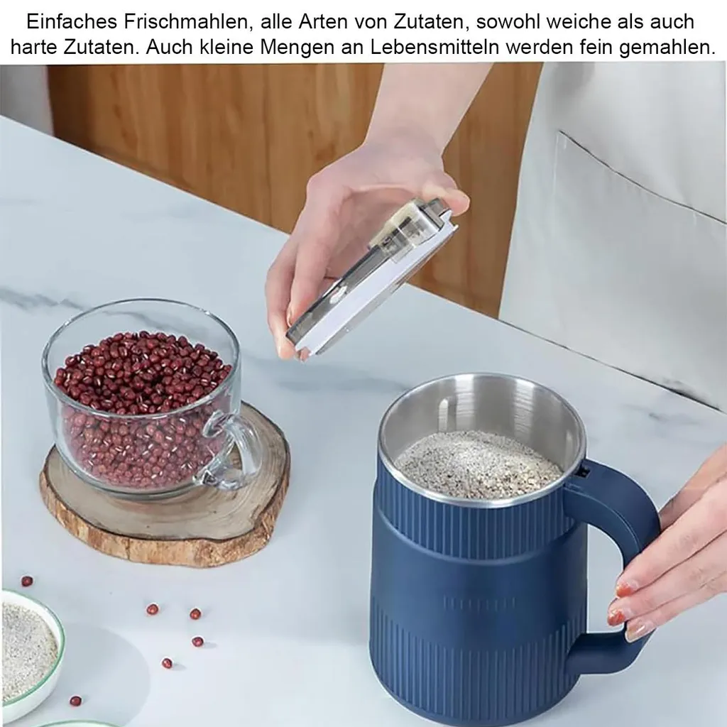 Eine Person öffnet einen elektrischen Mahler neben einer Schüssel voller roter Bohnen auf einem Tisch.