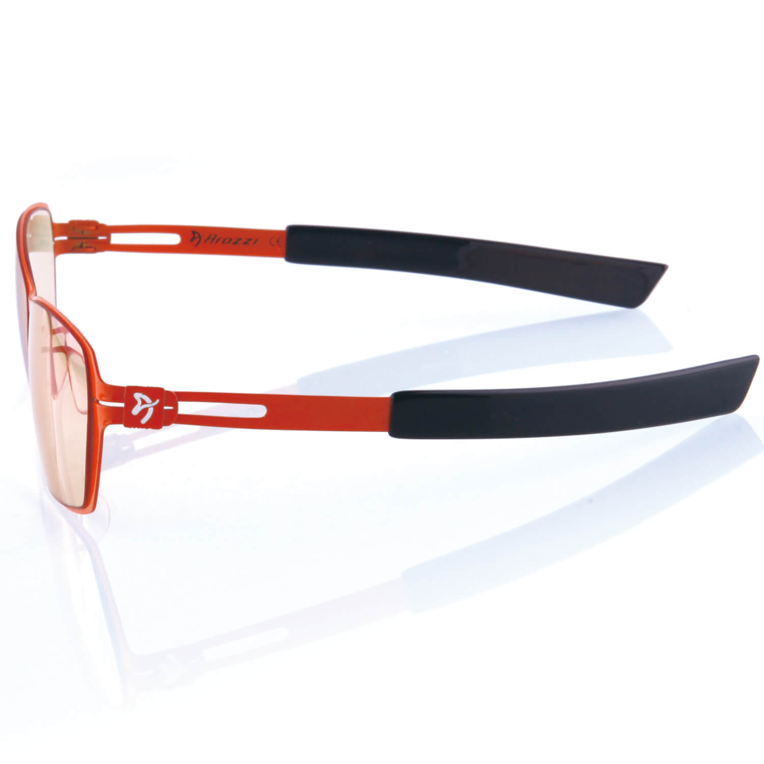 Orange-orangerahmte Brille mit schwarzen Bügelenden auf einer reflektierenden weißen Oberfläche.