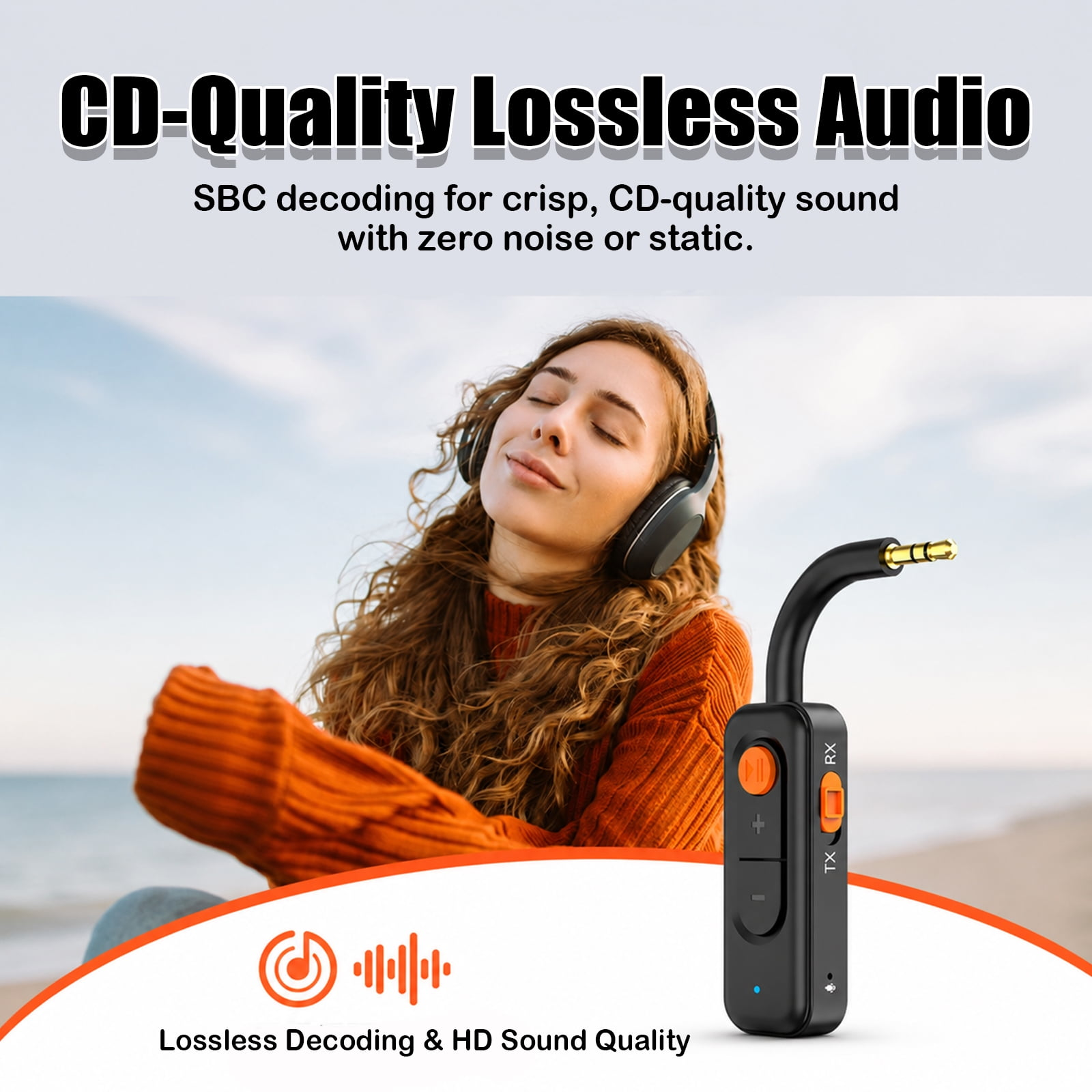 Eine Frau mit roten Haaren hört Musik im Freien mit Kopfhörern und einem schwarzen Audioadapter.