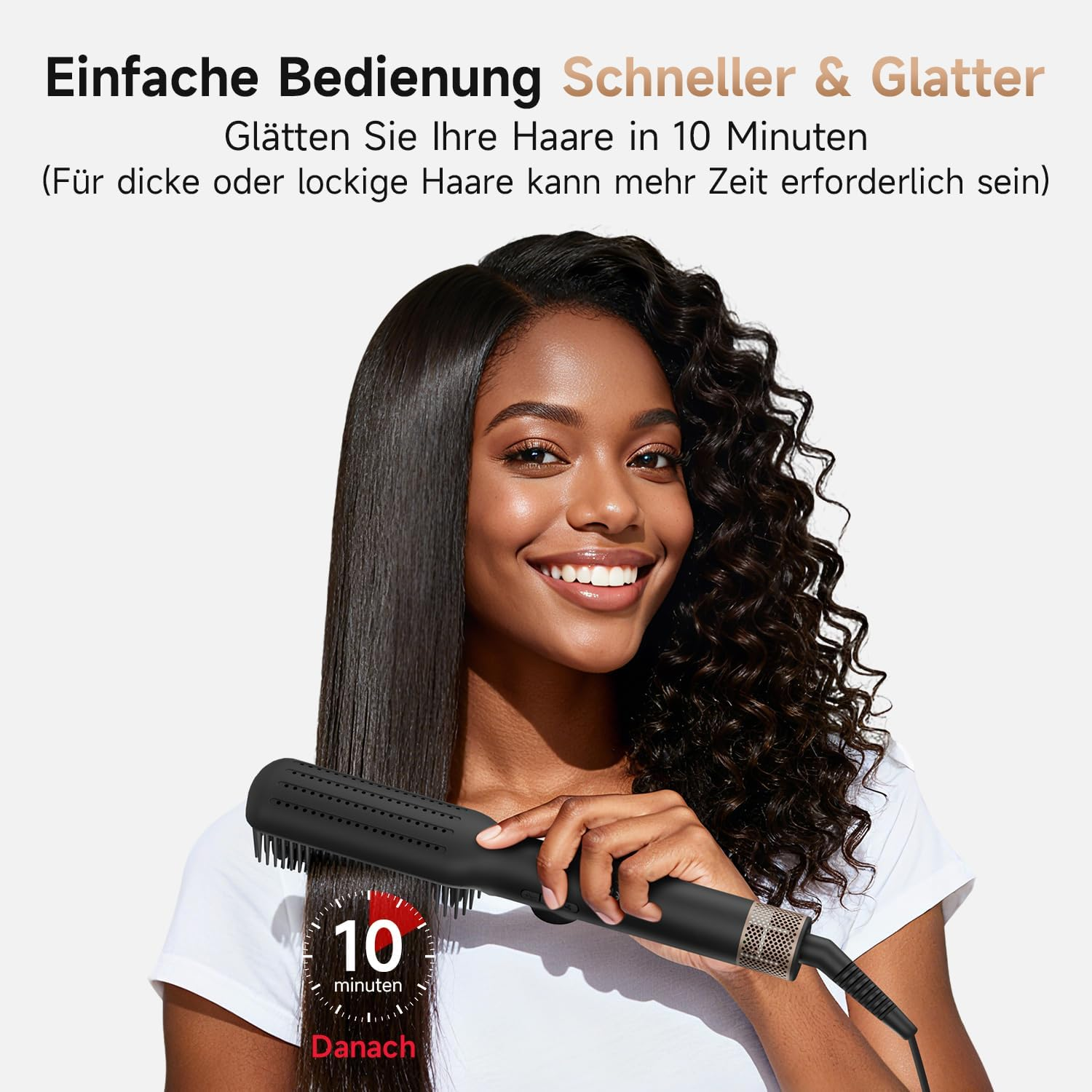 Eine Frau hält eine Haarglättungsbürste, wobei eine Haarhälfte glatt und die andere lockig ist.