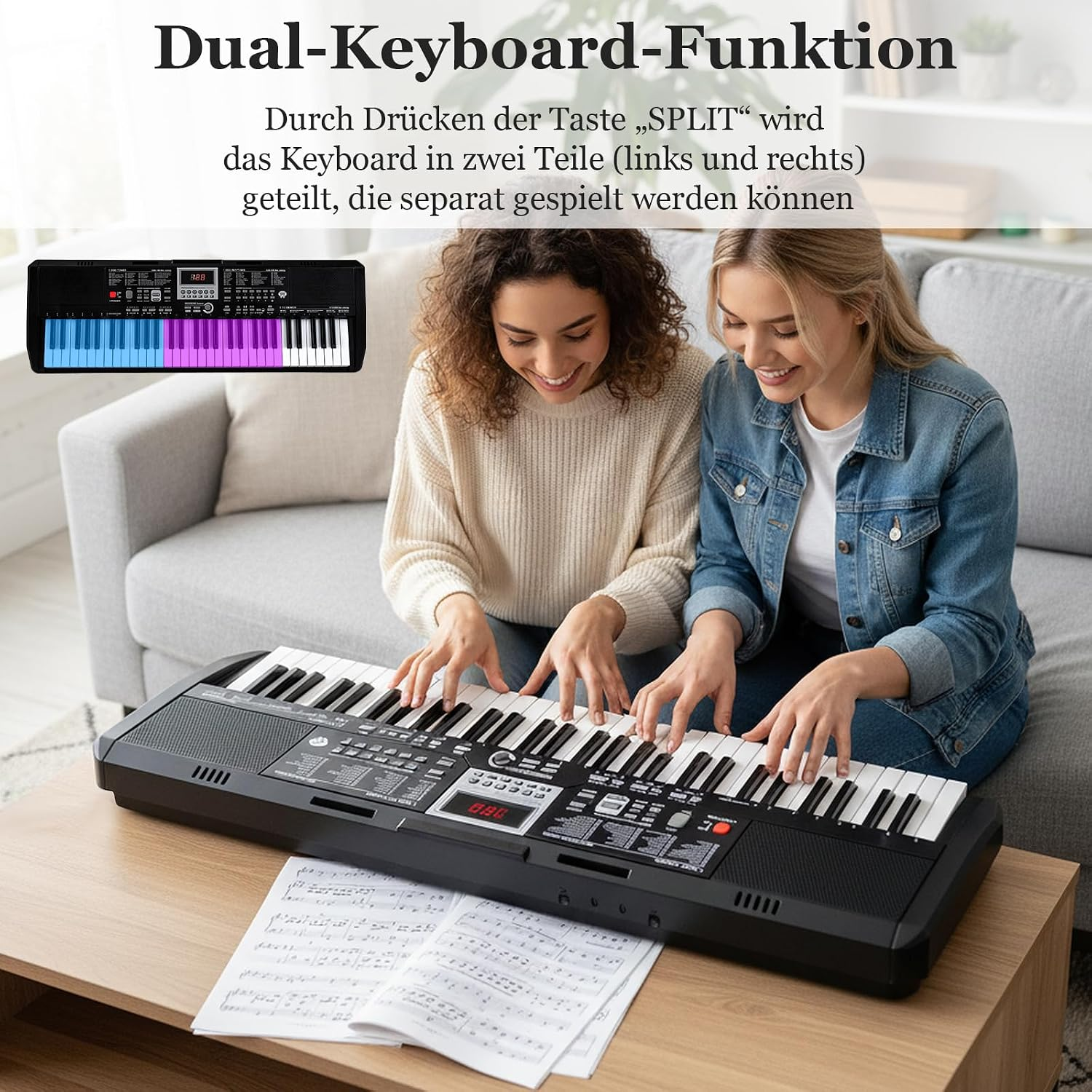 Zwei Frauen lächeln, während sie in einem Wohnzimmer auf einem Holztisch ein Keyboard spielen.