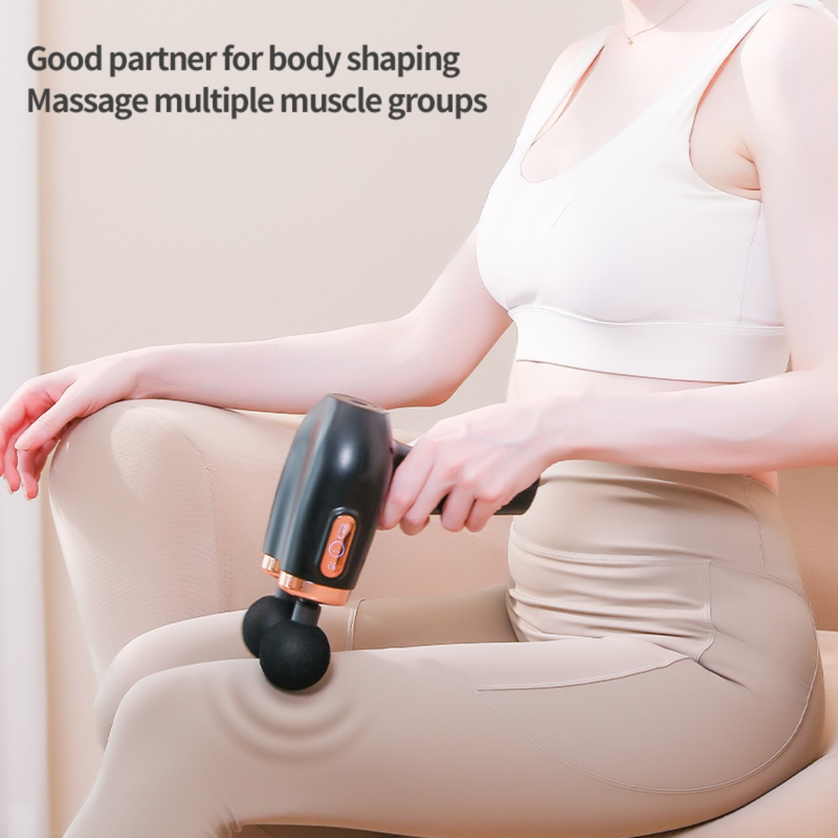 Eine Frau in Sportbekleidung nutzt eine schwarze Massagepistole am Bein, mit Werbetext links.
