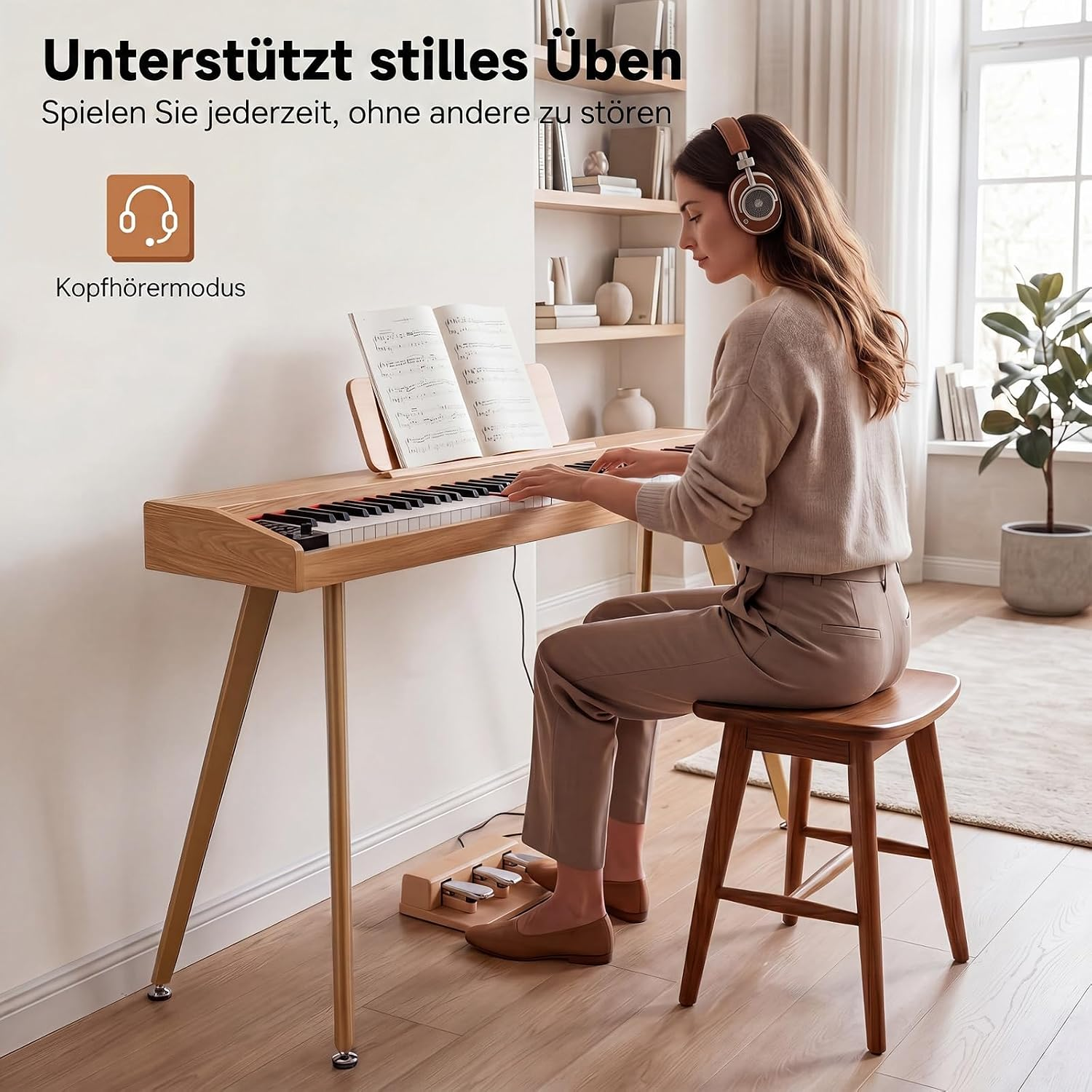 Eine Frau mit Kopfhörern spielt auf einem modernen Holz-E-Piano in einem hellen Raum mit German Text.