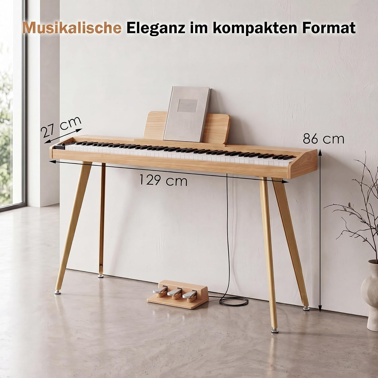 Holz-Digitalpferd mit Notenständer und Fußpedal vor weißer Wand mit Maßangaben.