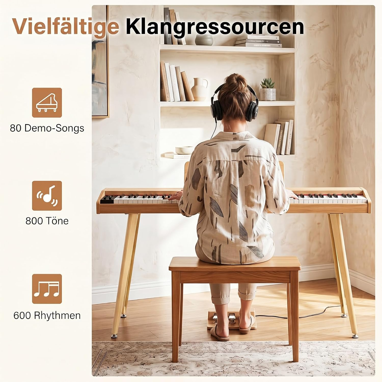 Eine Person spielt mit Kopfhörern ein Holz-Digitalpiano in einem Zimmer mit Regalen und Grafiksymbolen links.