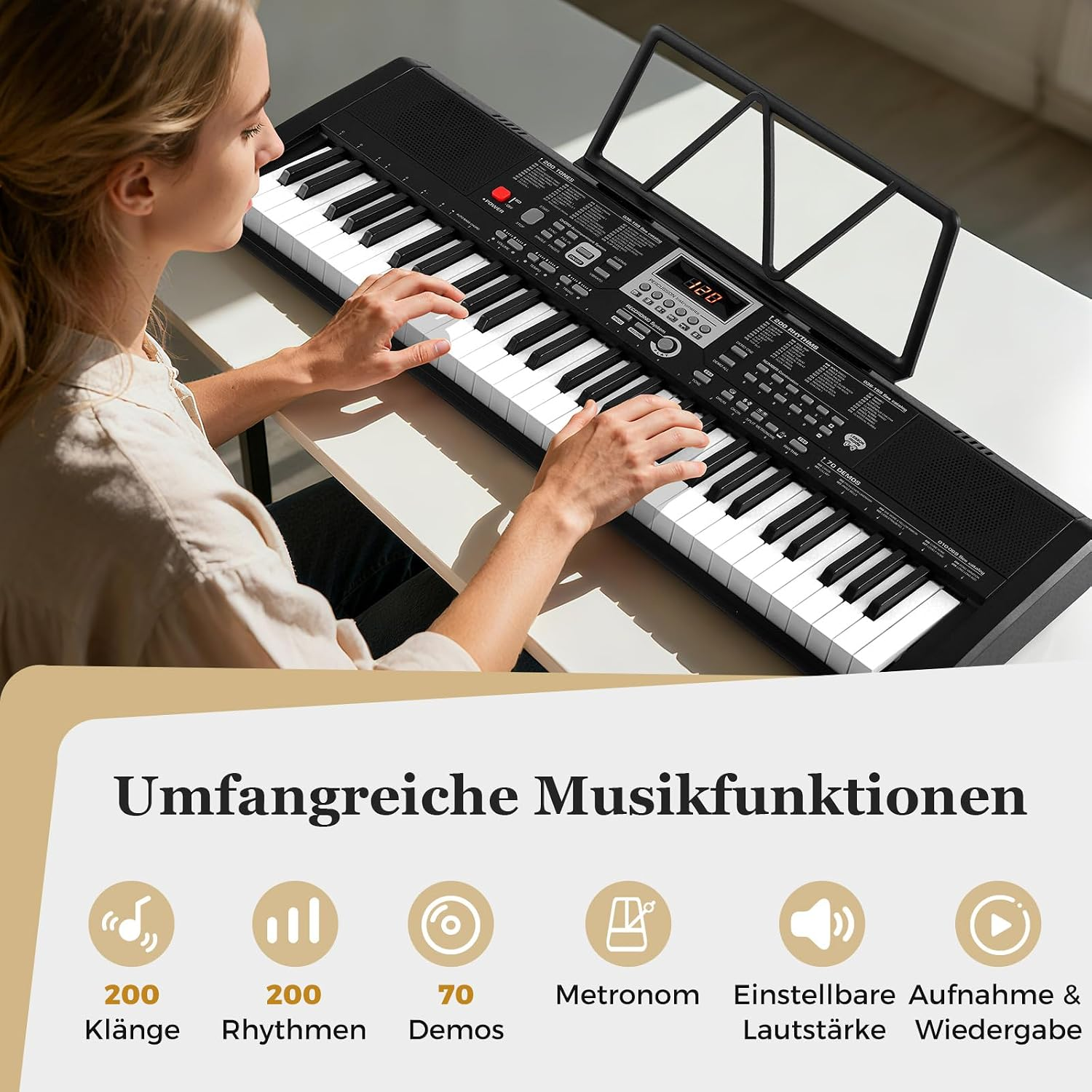 Eine Frau spielt auf einem schwarzen Keyboard auf einem weißen Tisch mit Textfeld.