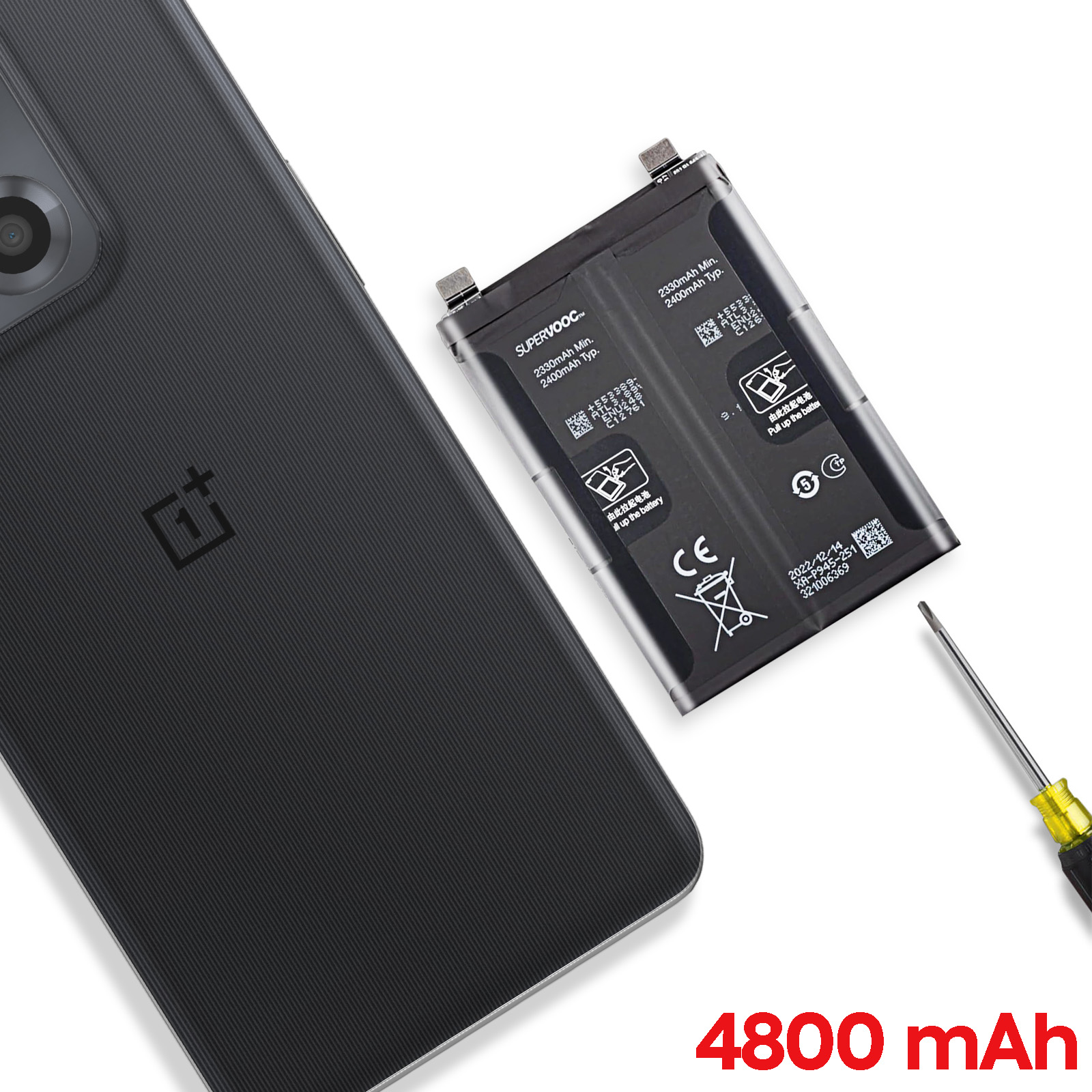 Ein Smartphone, eine entnommene Batterie mit 4800 mAh und ein Schraubendreher liegen auf weißem Hintergrund.