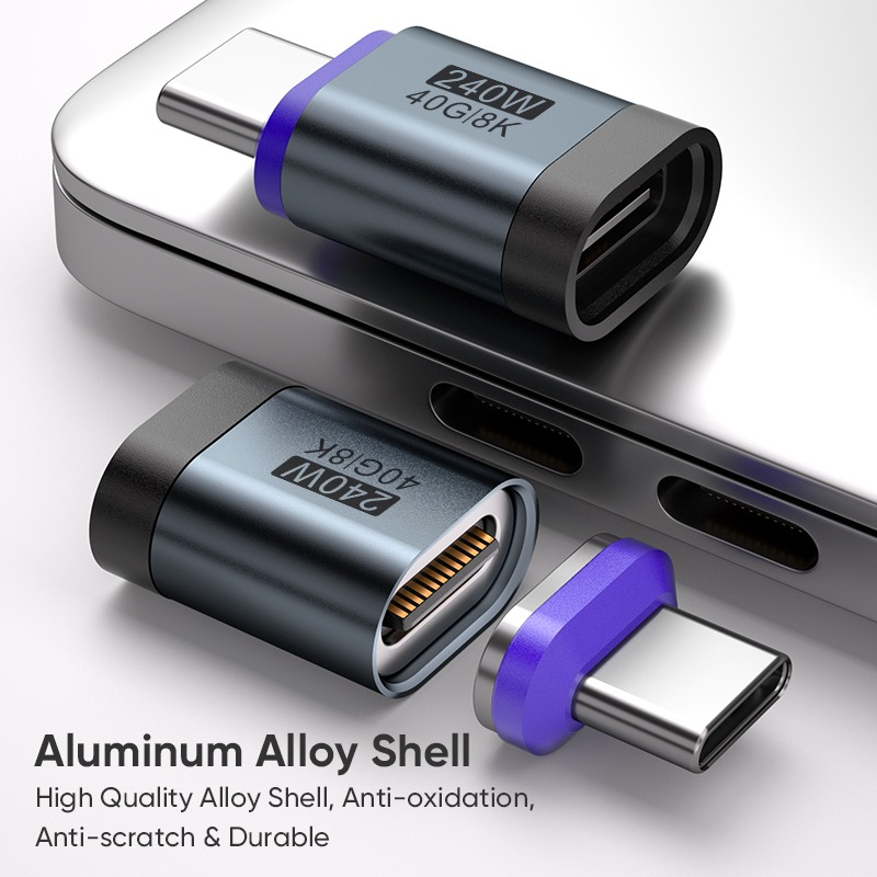 Zwei USB-C-Adapter mit Metallgehäuse und Aufschrift liegen auf einem Laptop.