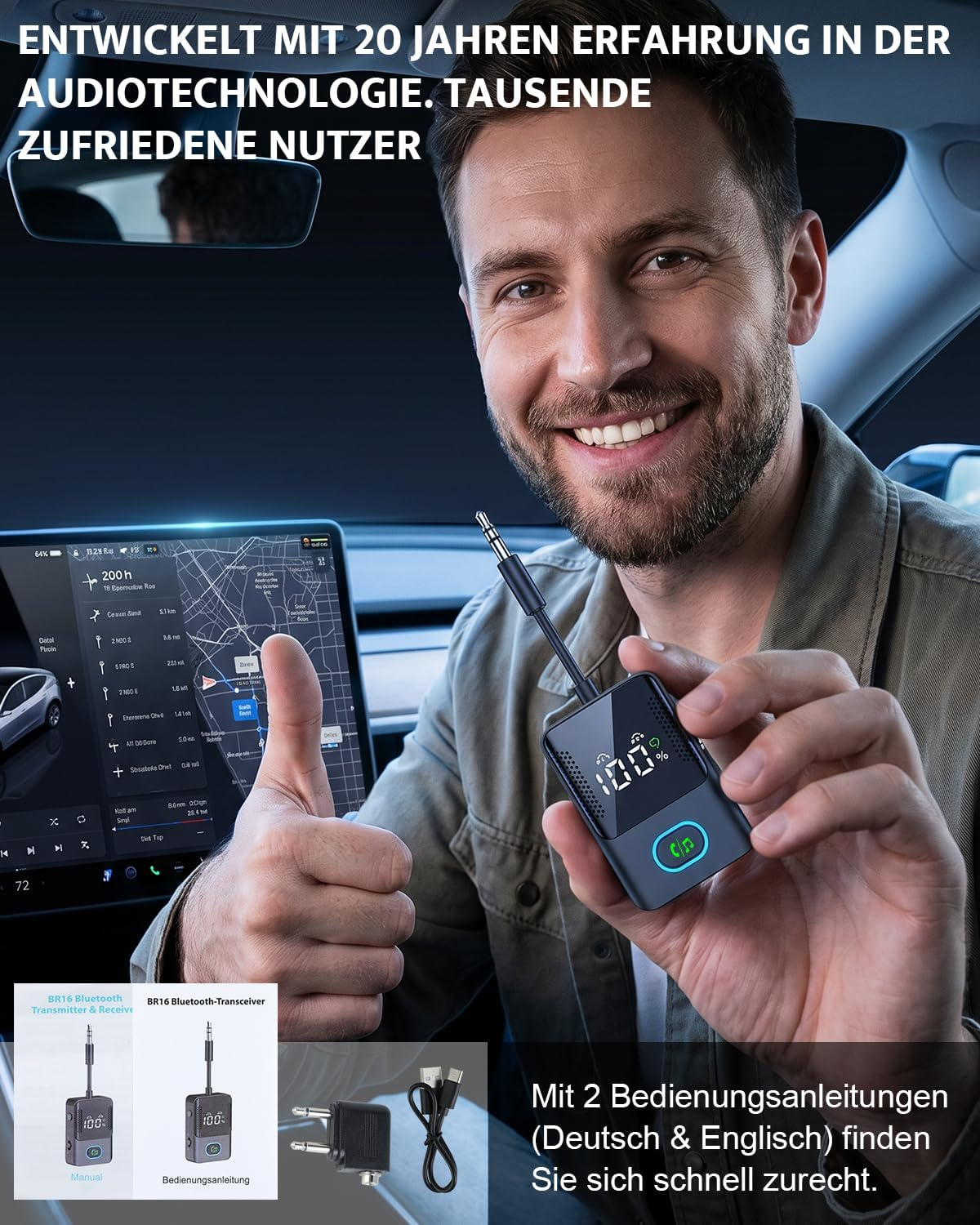Mann lächelt im Auto und hält einen kleinen Bluetooth-Transmitter mit digitalem Display.