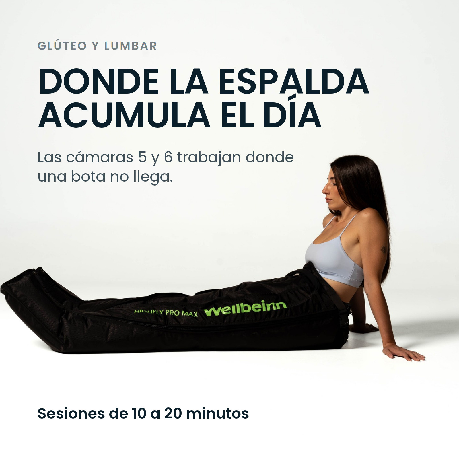 Una mujer con ropa deportiva está sentada en el suelo usando pantalones de compresión negros con letras verdes.