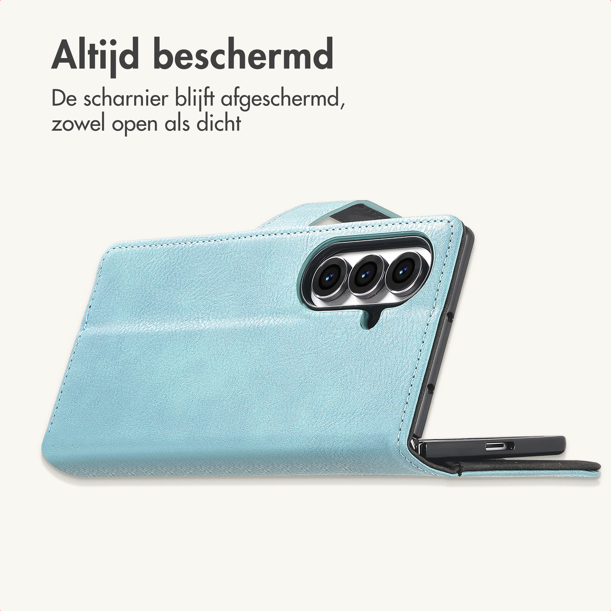 Een lichtblauwe hoes voor een opvouwbare smartphone toont de camera en het scharnier.