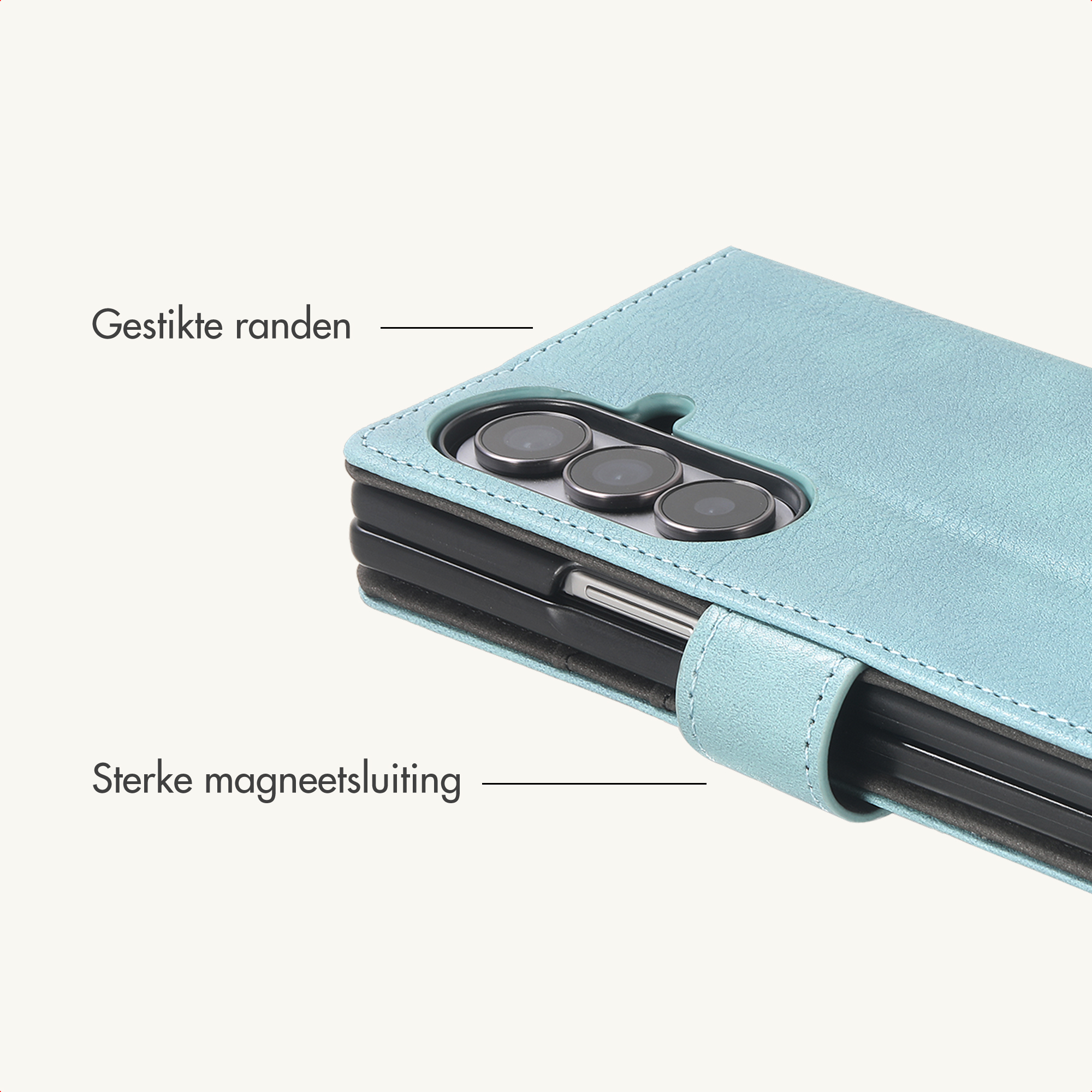 Blauwe lederen hoesje met cameramodule, gestikte randen en magneetsluiting.
