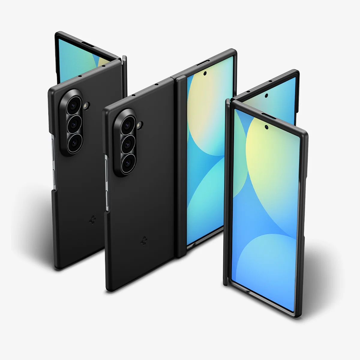 Drie zwarte opvouwbare telefoons met blauwe schermen in verschillende open posities op een witte achtergrond.