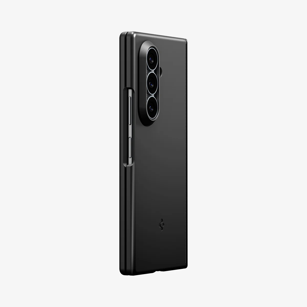 Een zwarte smartphone in hoesje toont de achterkant met verticale drievoudige camera tegen lichte achtergrond.