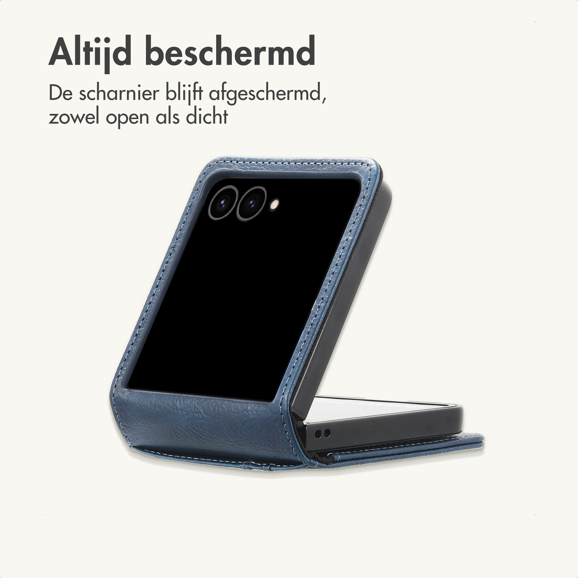 Een blauwe opvouwbare smartphone in een blauw lederen hoesje op lichte achtergrond met tekst.