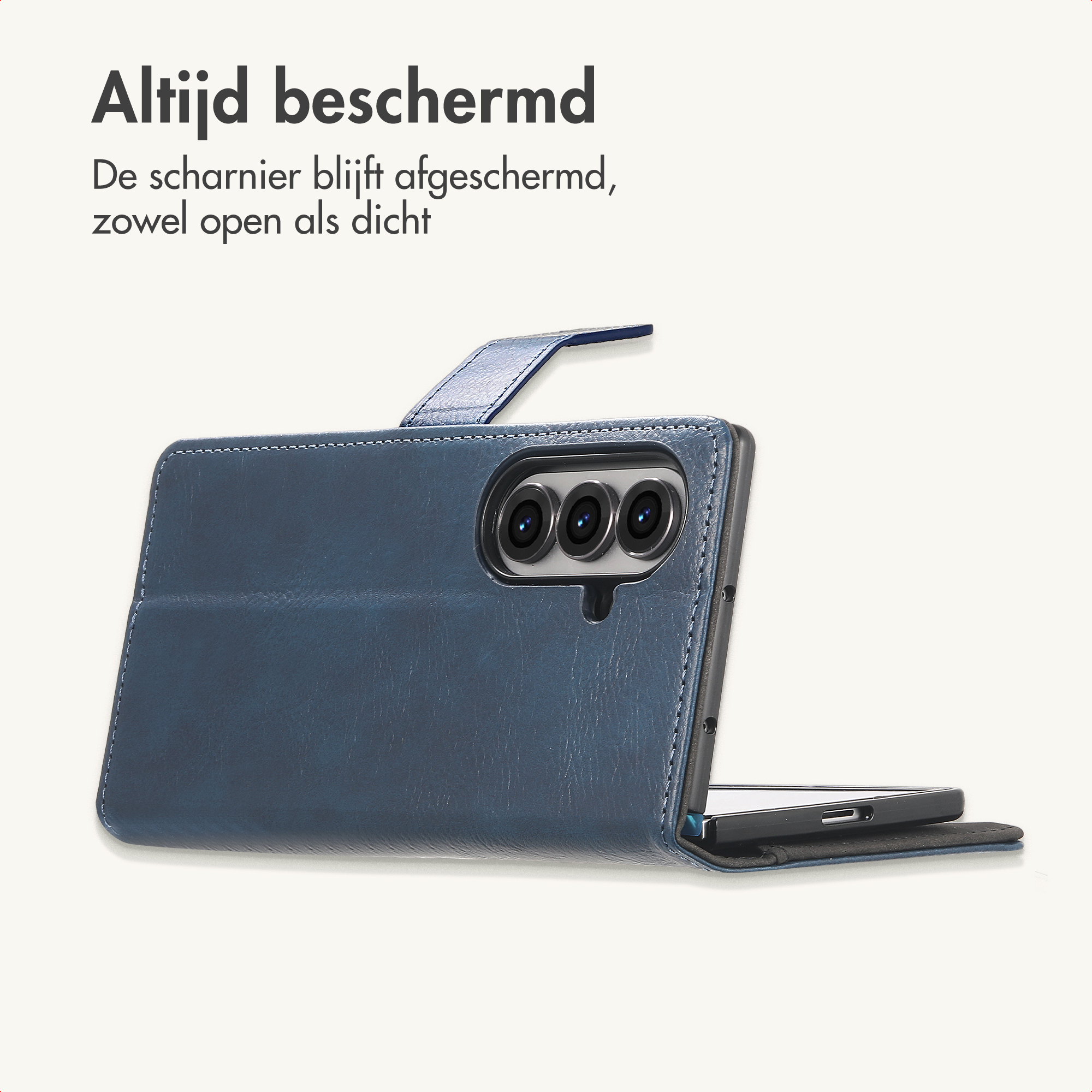 Een gedeeltelijk opgevouwen blauw lederen hoesje met drie cameralenzen op de achterkant.