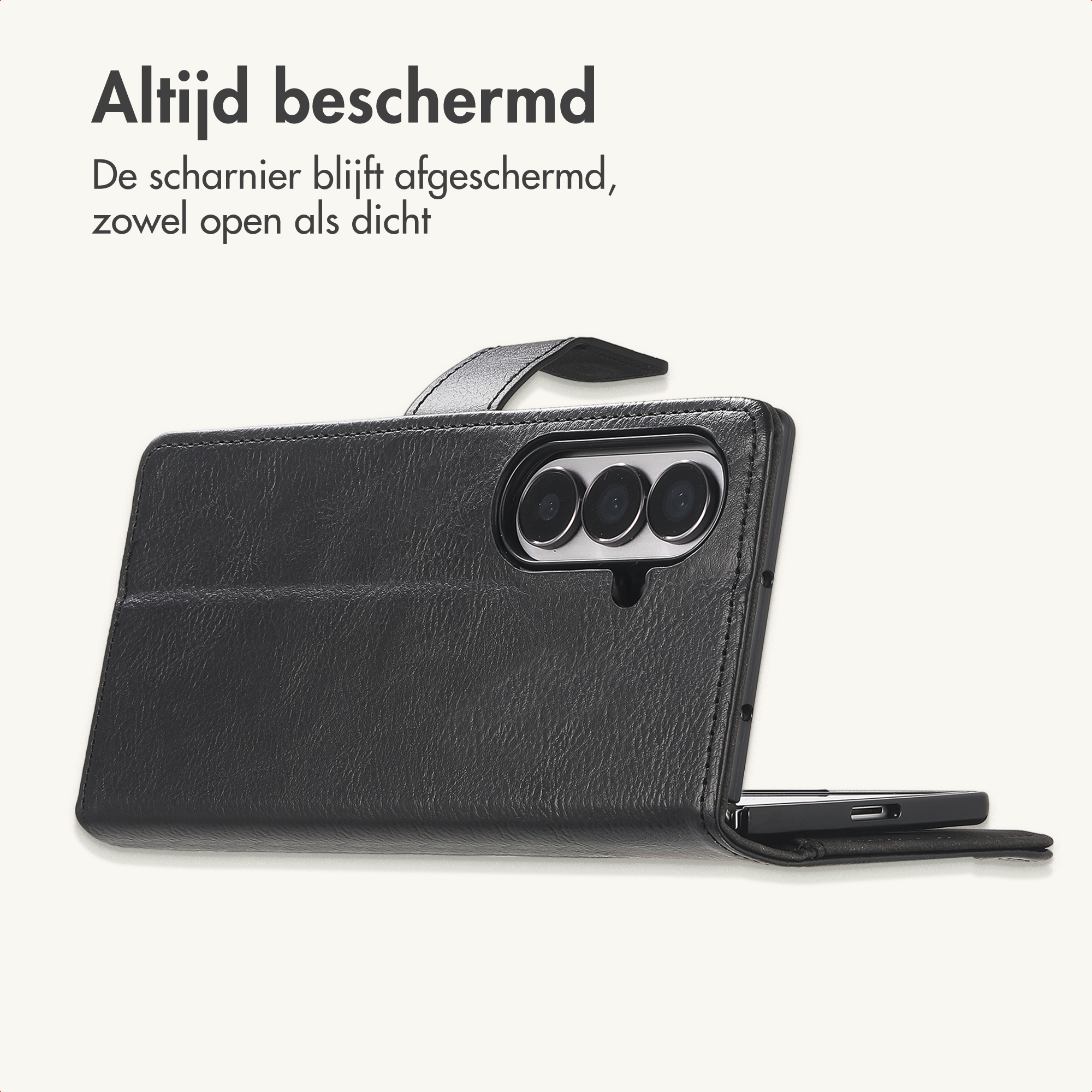 Zwarte leren telefoonhoes met uitsparing voor drie camera's op lichte achtergrond.