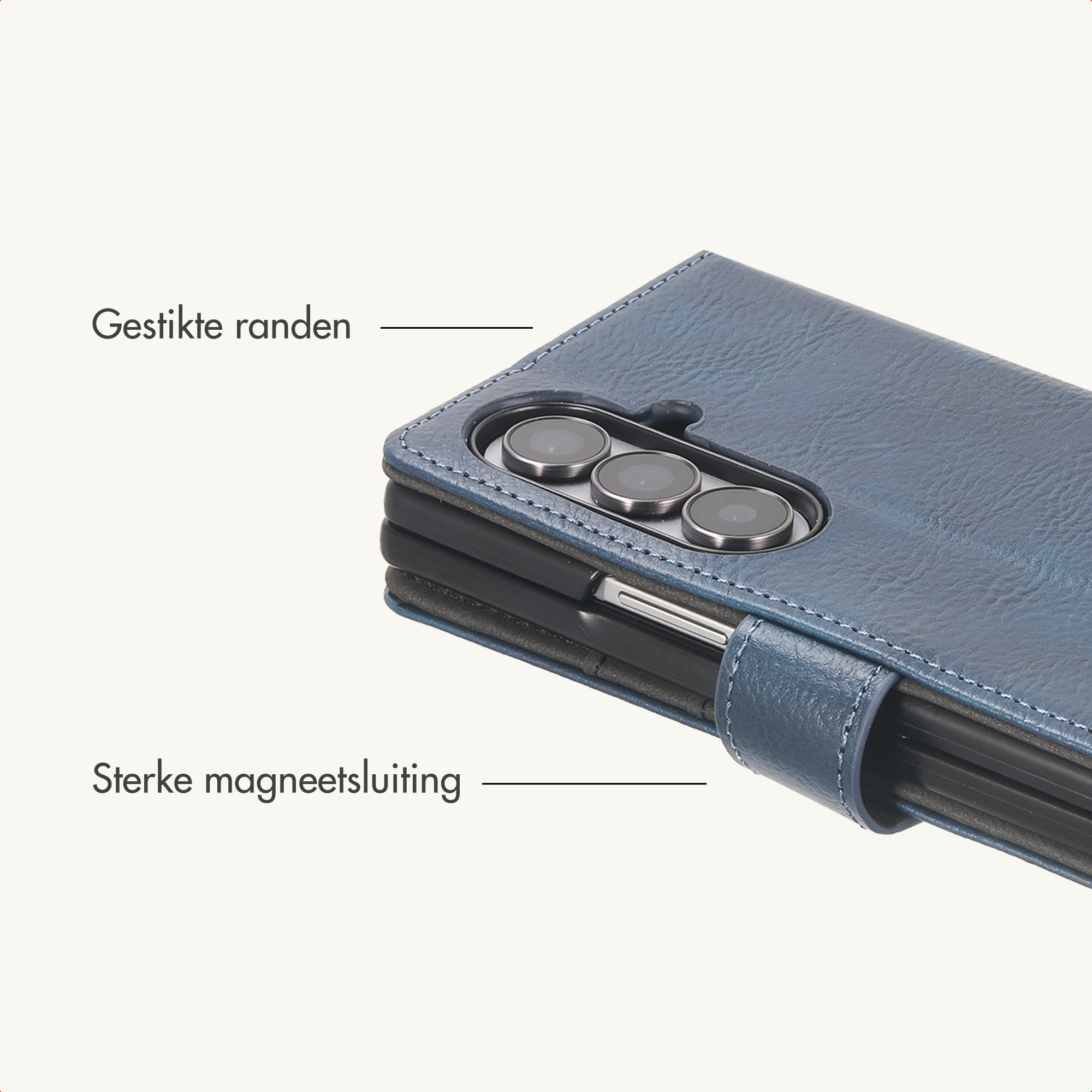 Blauwe lederen telefoonhoes met gestikte randen en magneetsluiting.