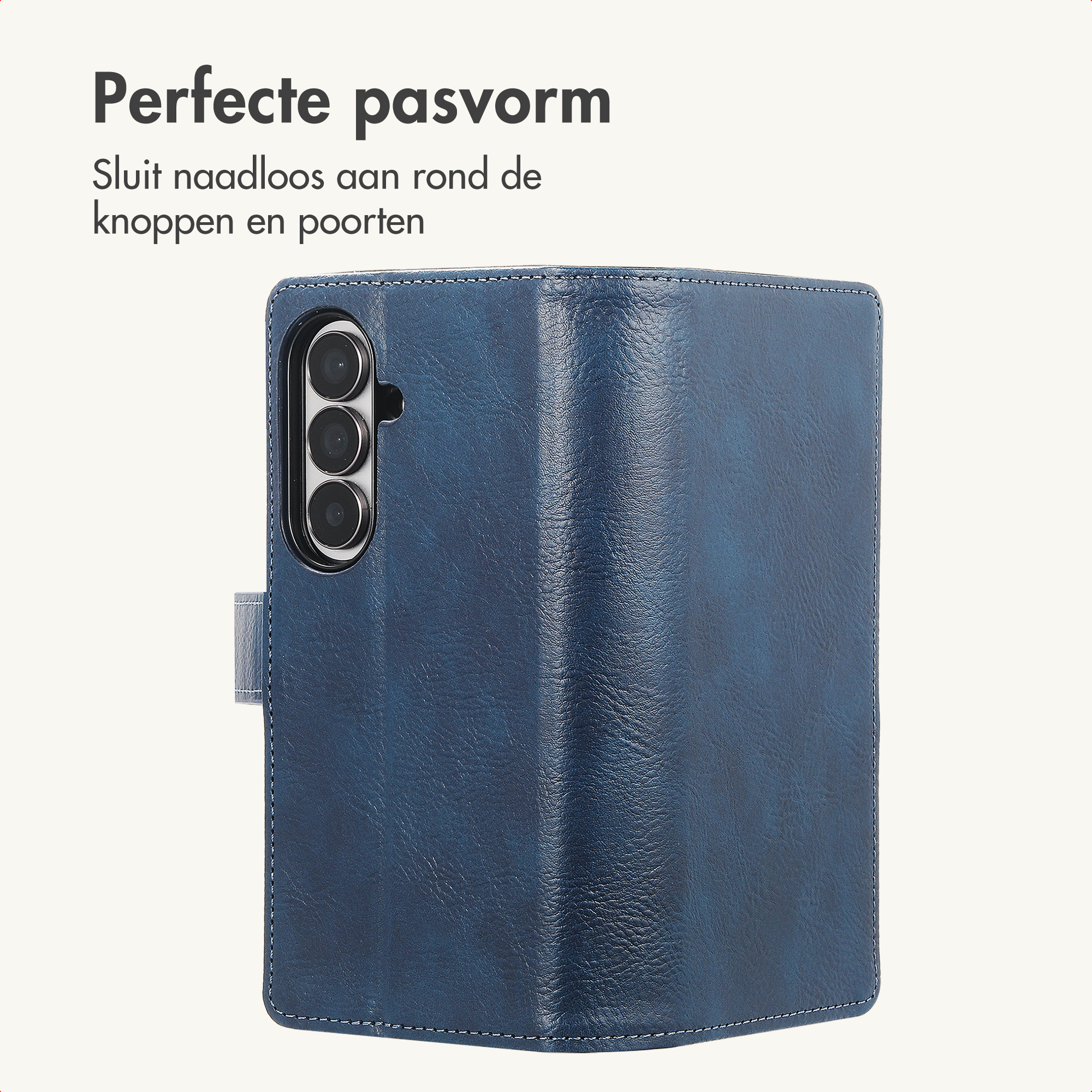 Blauwe lederen flipcase voor smartphone met drievoudige cameráopening op witte achtergrond.