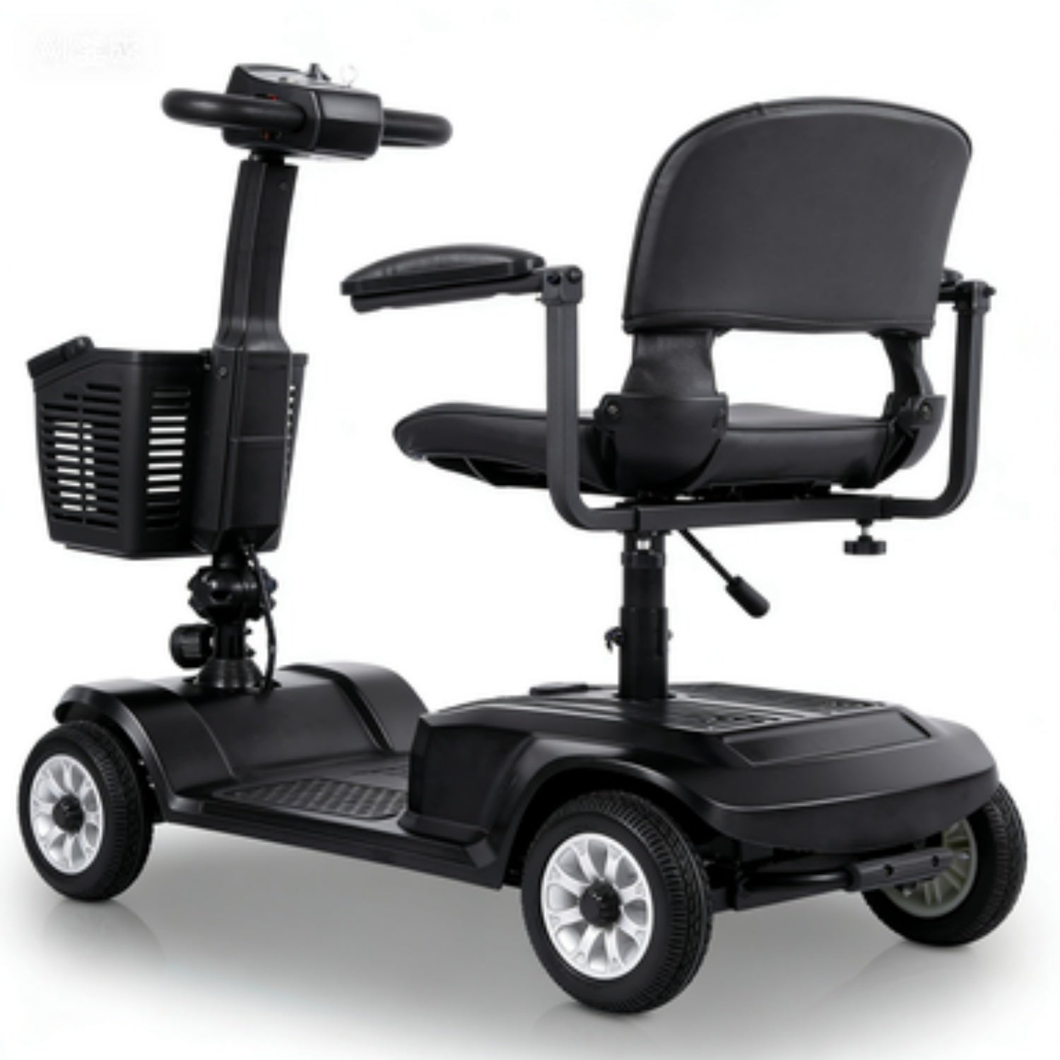 Un scooter de movilidad negro de cuatro ruedas con asiento acolchado y cesta delantera sobre fondo blanco.
