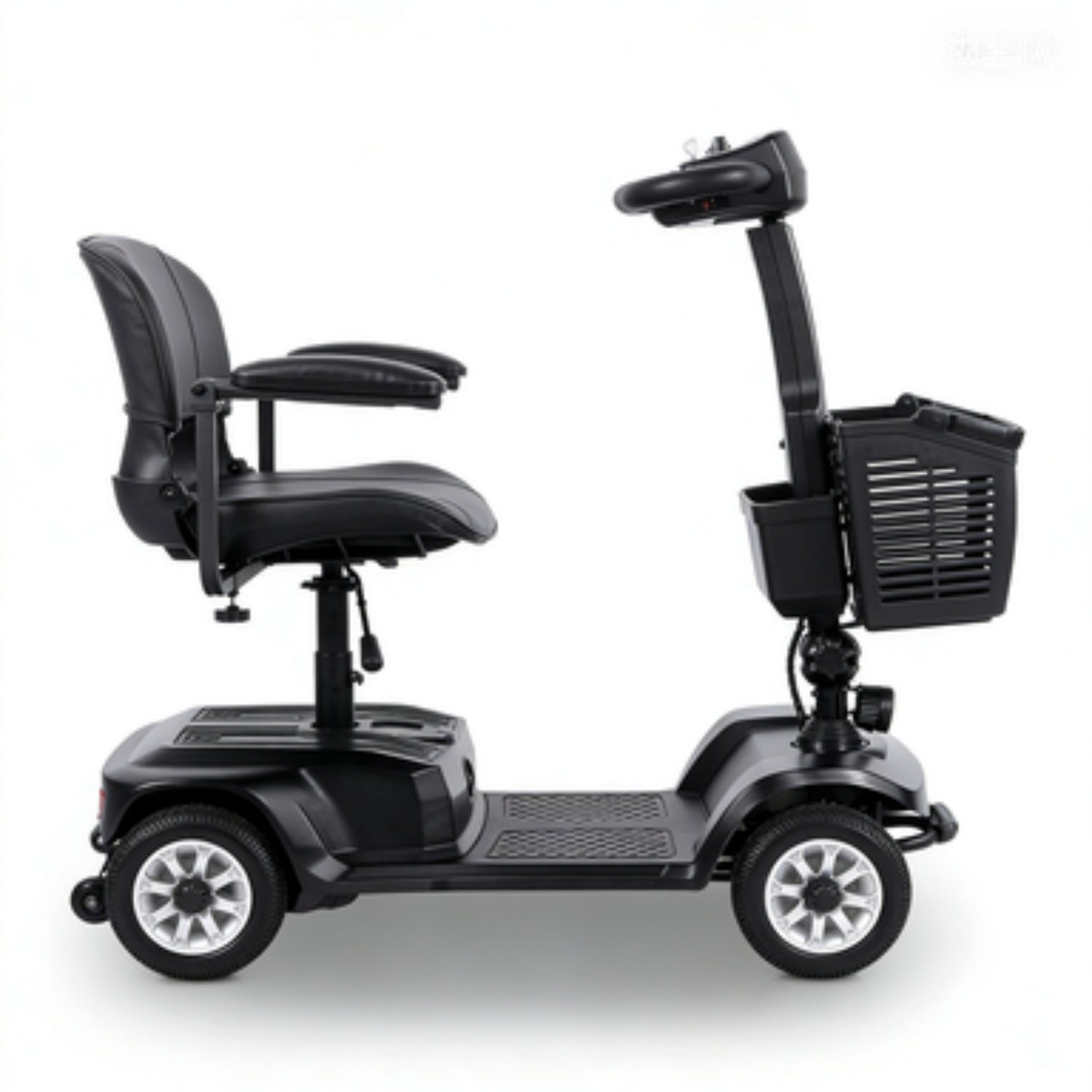 Un scooter de movilidad negro de cuatro ruedas con asiento acolchado, manillar y cesta delantera sobre fondo blanco.