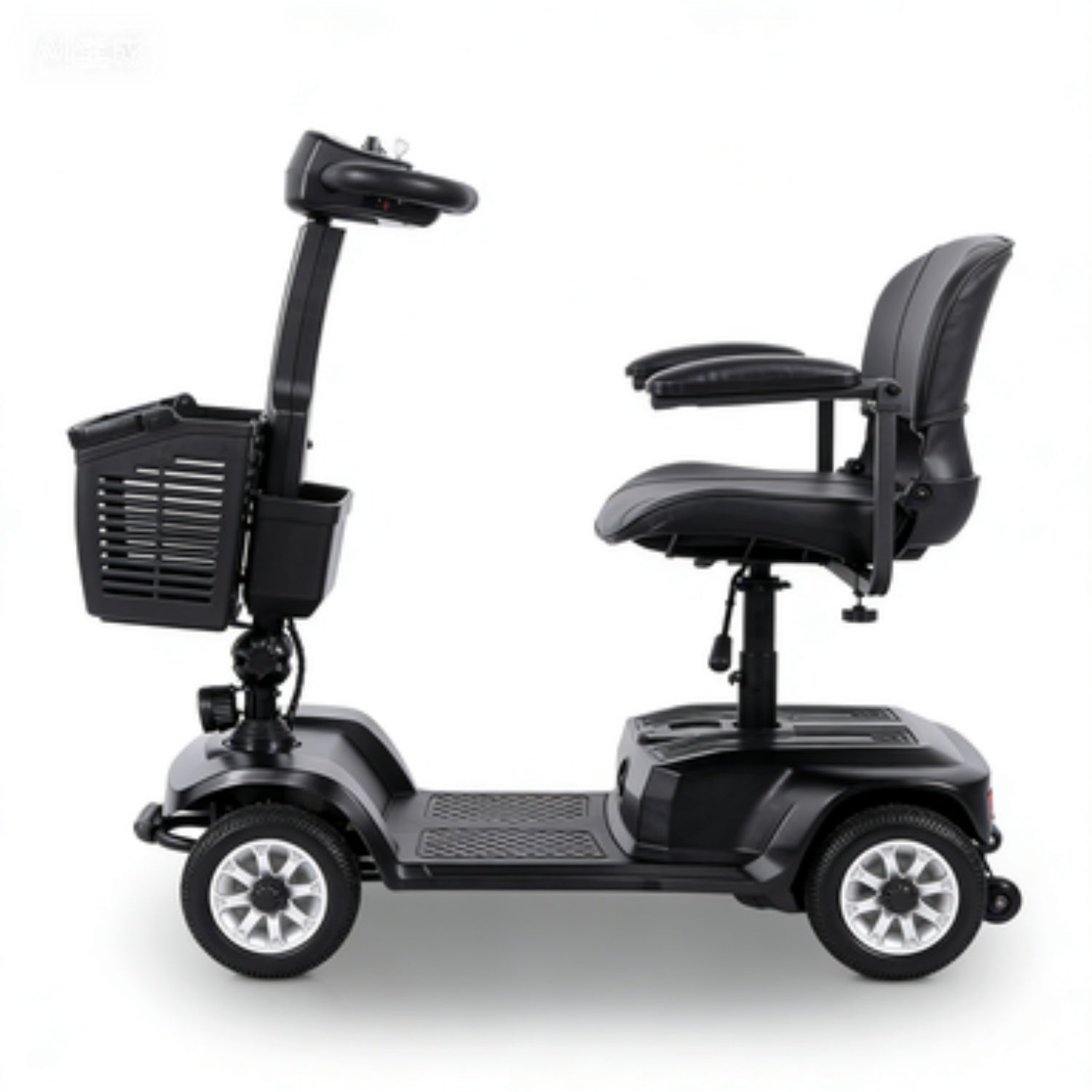 Un scooter eléctrico negro con una cesta delantera y cuatro ruedas sobre fondo blanco.