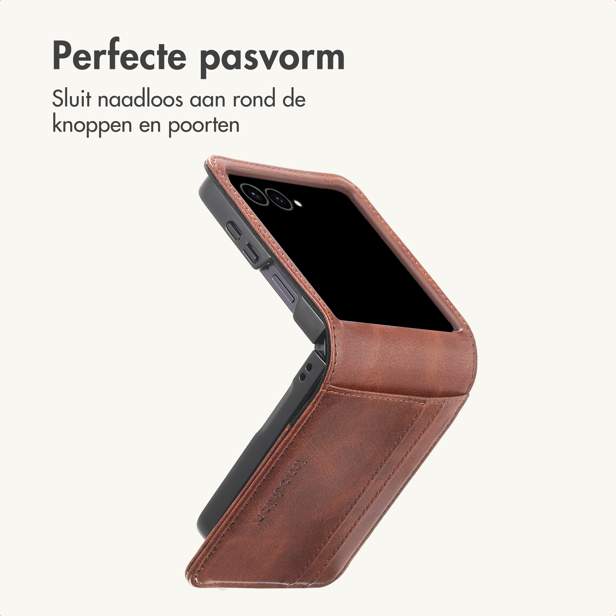 Een opvouwbare smartphone in een bruine leren hoes, met Nederlandse tekst bovenaan op een lichte achtergrond.