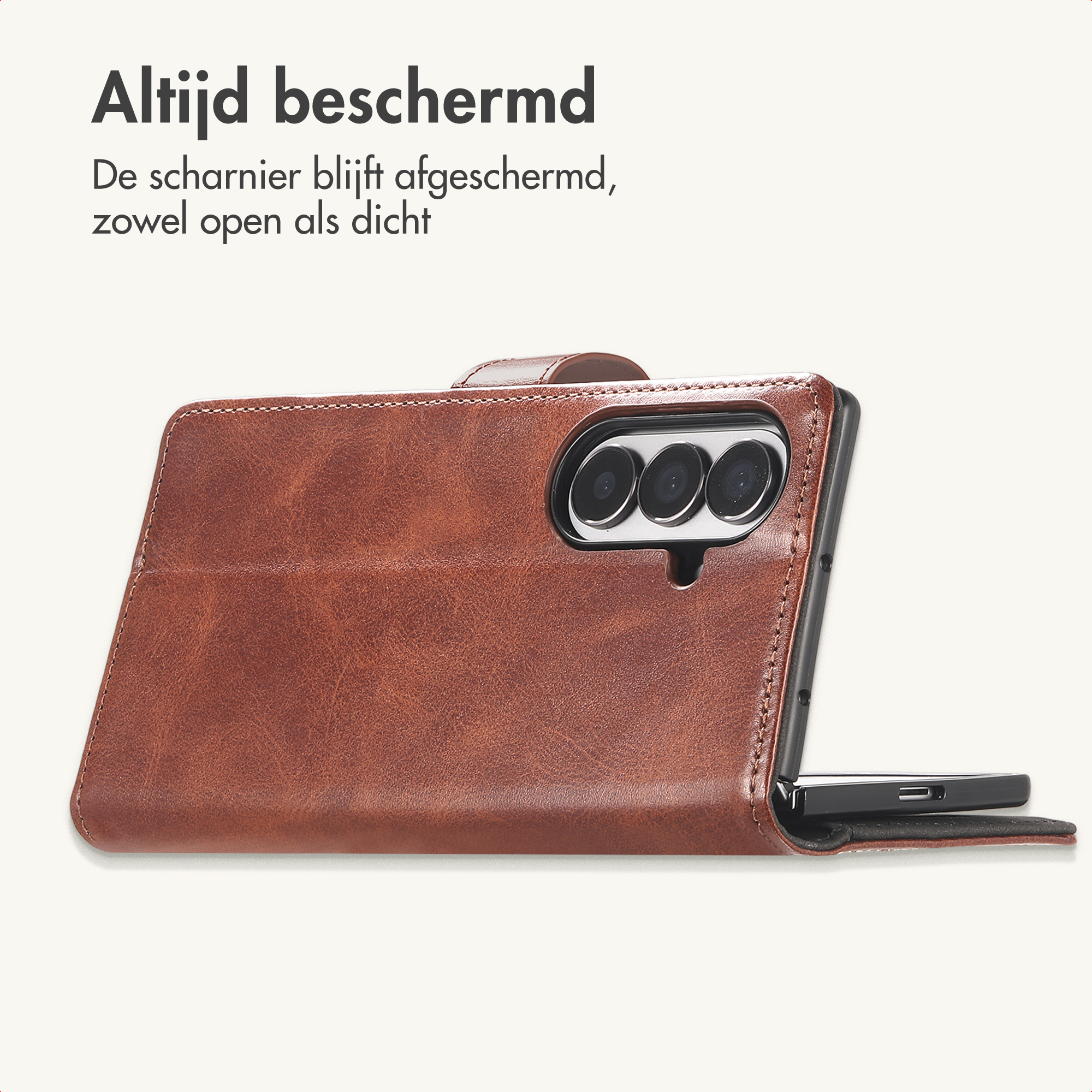 Bruine lederen telefoonhoes voor opvouwbare smartphone met drie camera's, Nederlandse tekst boven.