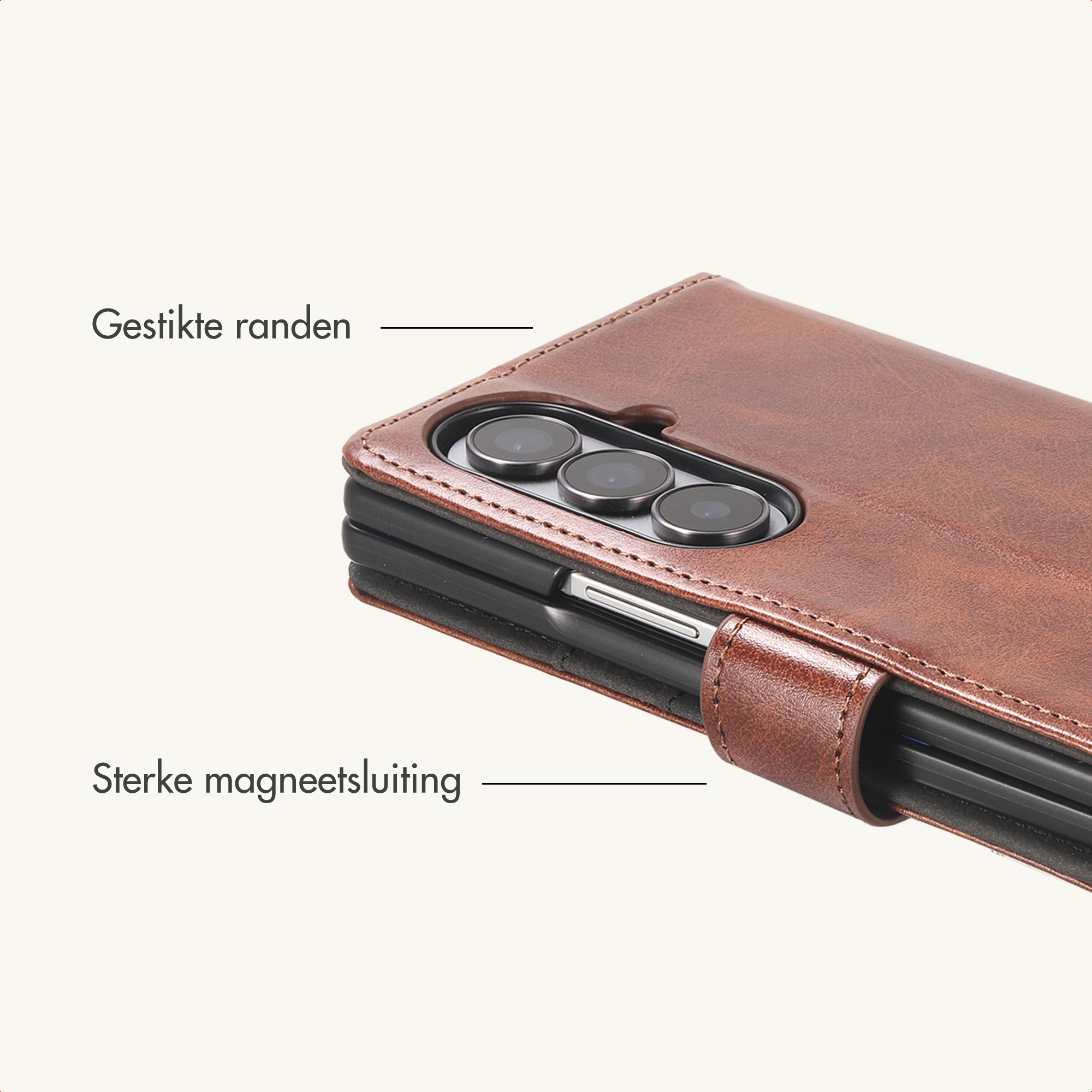 Bruine lederen telefoonhoes met drie camera's, gestikte randen en een sterke magneetsluiting.