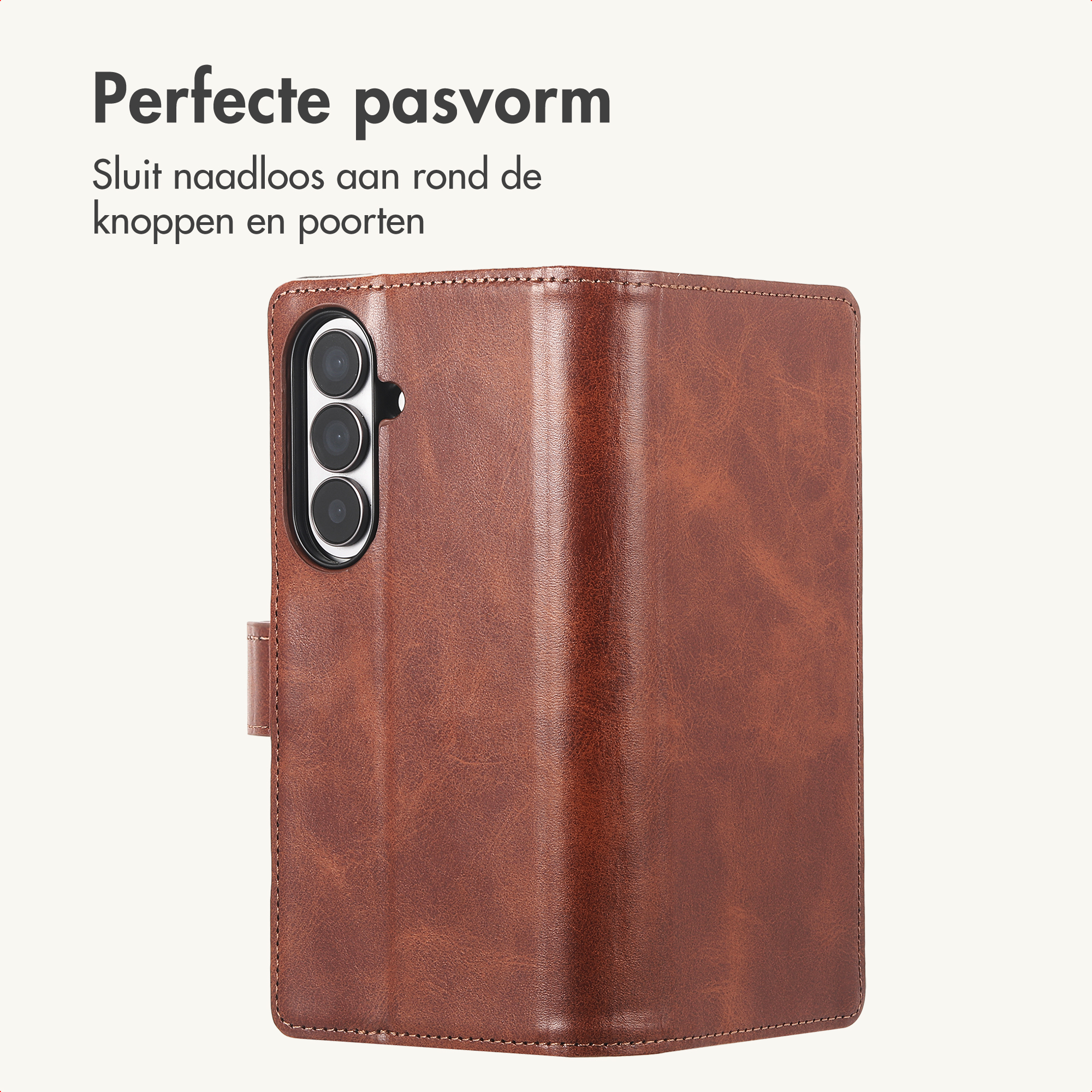 Bruine lederen telefoonhoes met camera-uitsparing op lichte achtergrond met Nederlandse tekst.