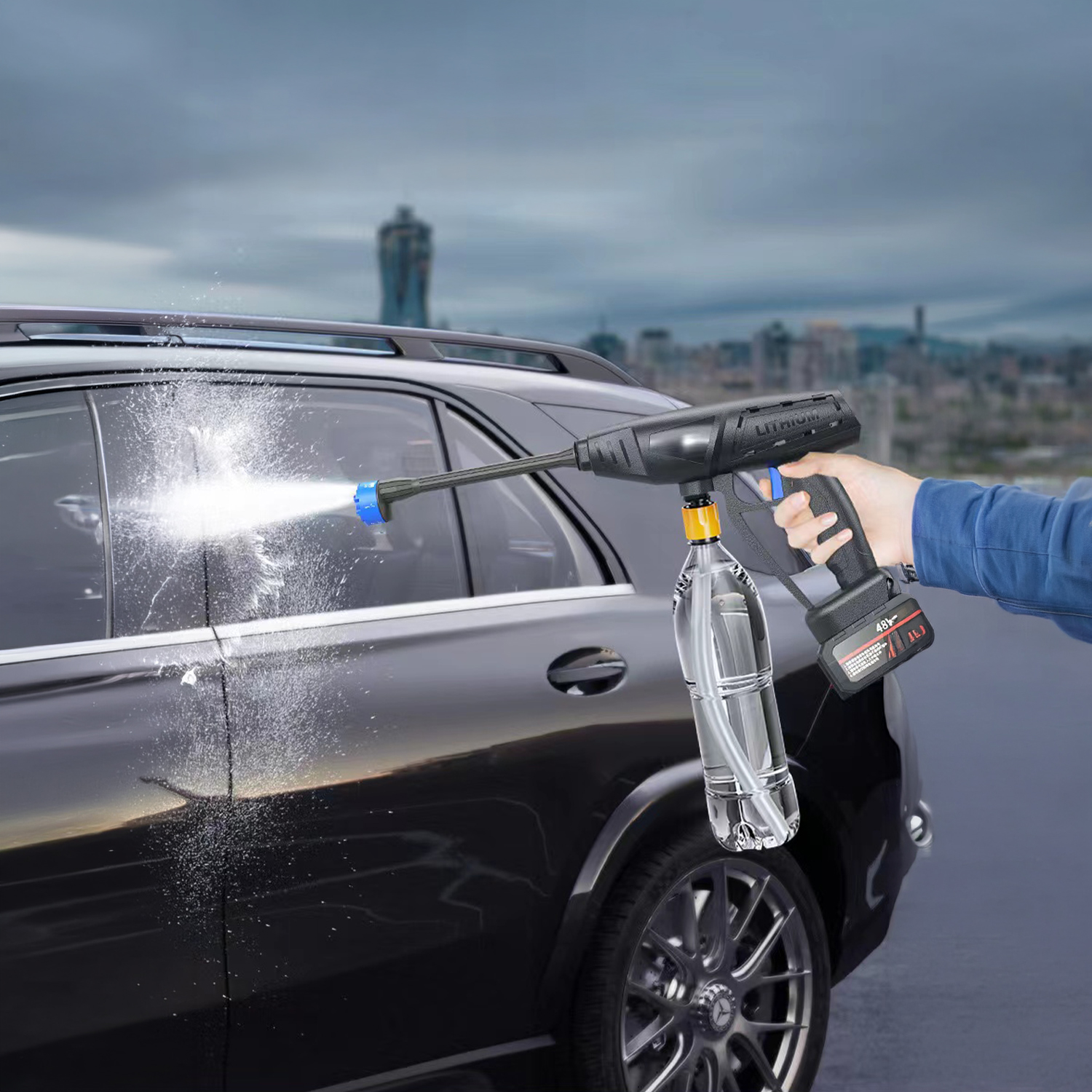 Una pistola de presión inalámbrica portátil rocía agua en un coche negro frente a un paisaje urbano.