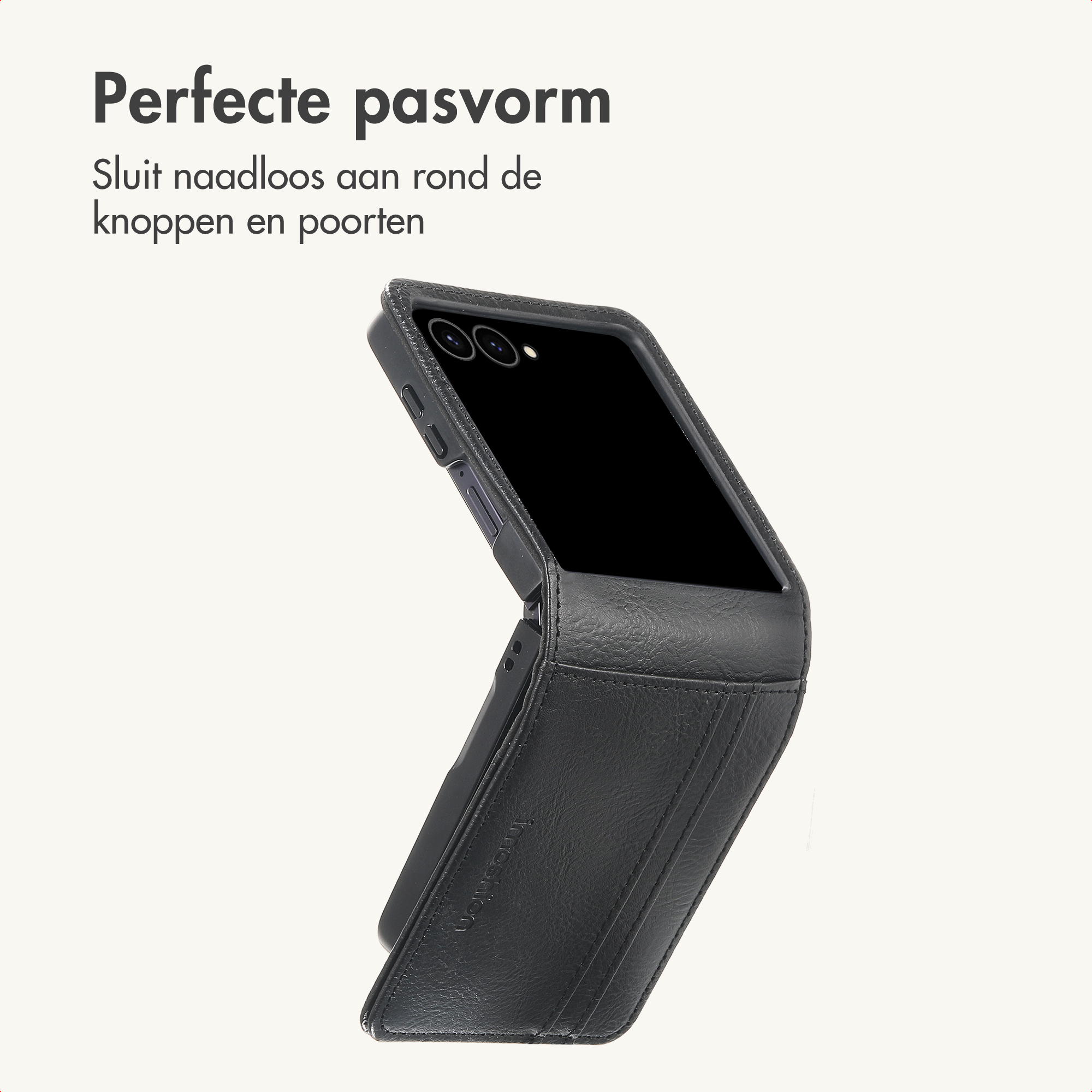 Een opvouwbare smartphone in een zwarte leren hoes op lichte achtergrond met tekst.