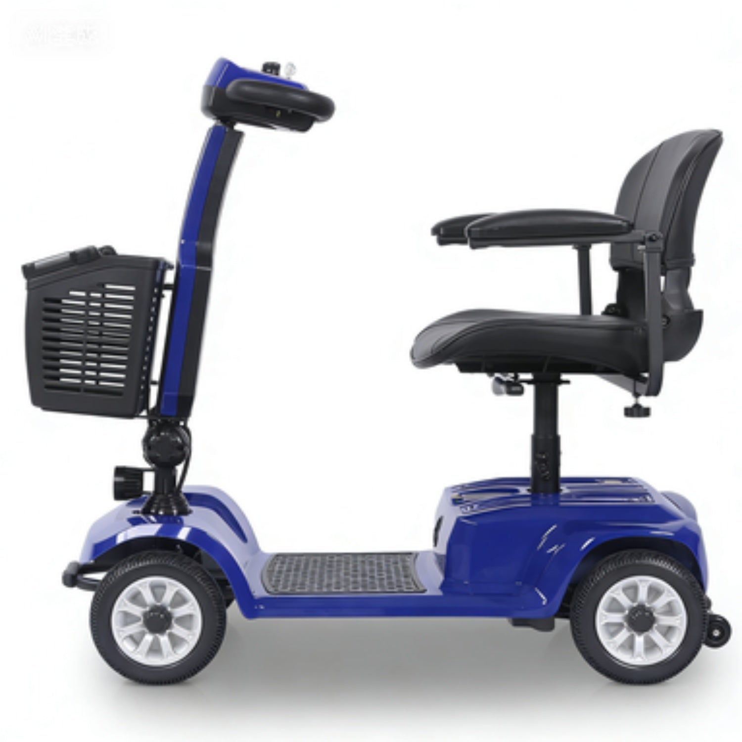 Un scooter de movilidad azul de cuatro ruedas con asiento de cuero negro y cesta delantera.