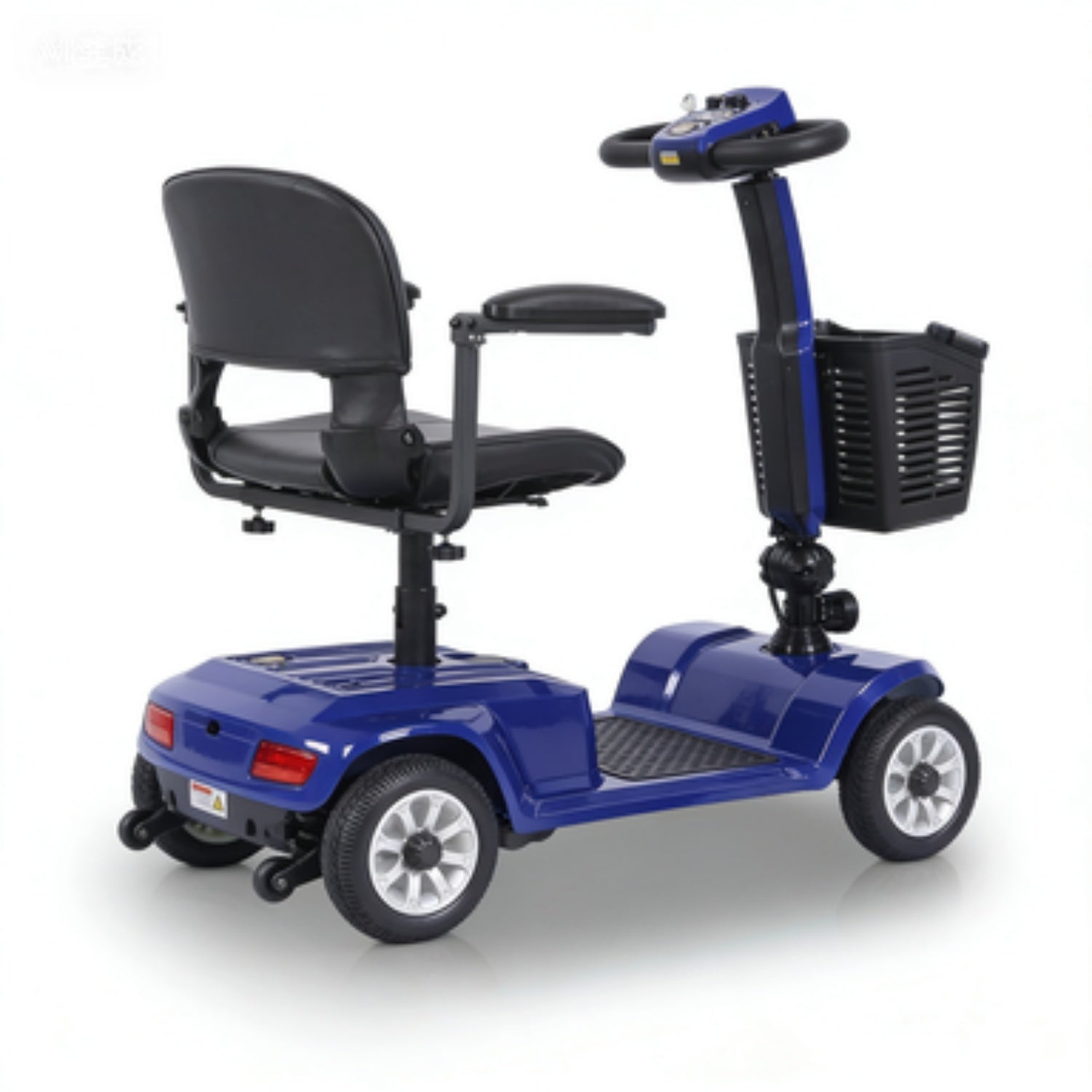 Un scooter de movilidad azul con asiento negro, cesta y cuatro ruedas sobre fondo blanco.