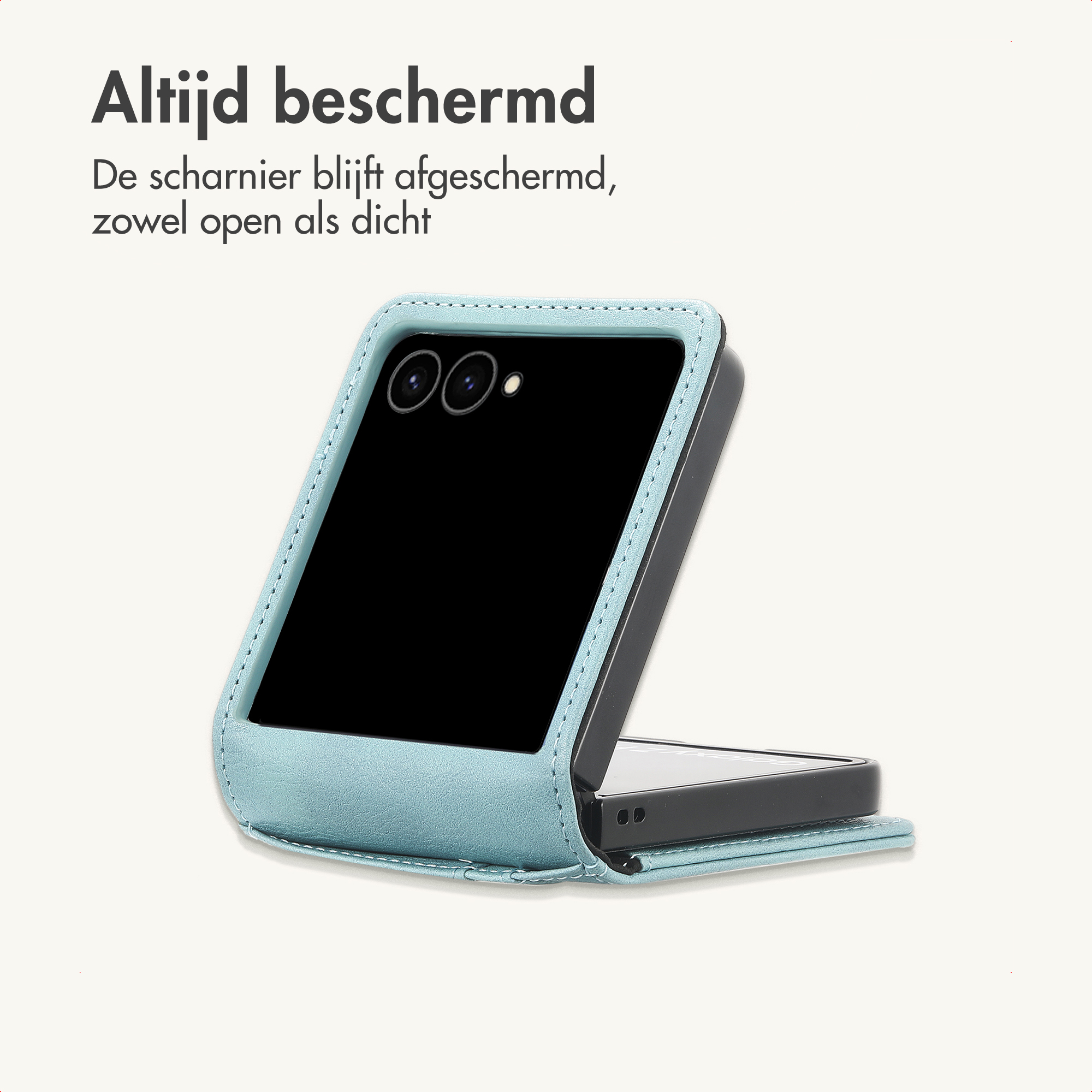 Een lichtblauwe opvouwbare smartphone in een hoesje met twee camera's zichtbaar aan de voorkant.