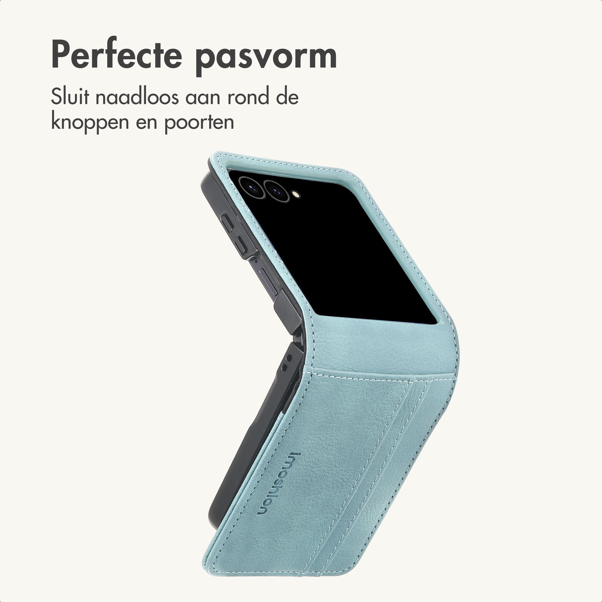 Een opvouwbare smartphone in een lichtblauwe beschermhoes met tekst.