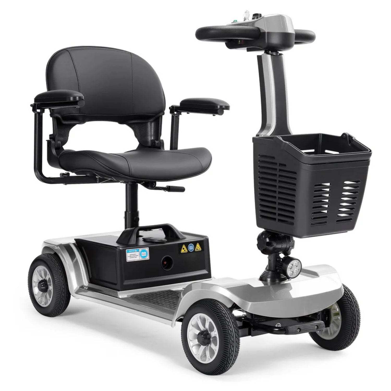 Un scooter de movilidad plateado de cuatro ruedas con asiento negro y cesta delantera sobre fondo blanco.