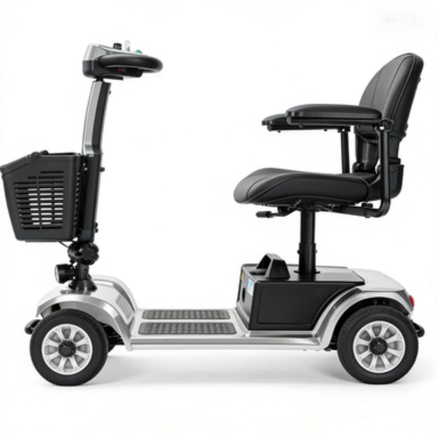 Un scooter de movilidad plateado con asiento negro y cesta delantera sobre fondo blanco.