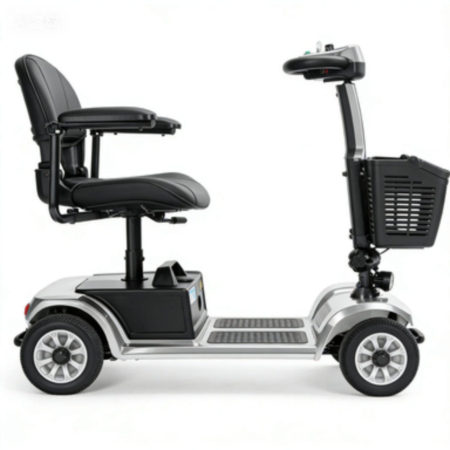 Un scooter de movilidad plateado y negro con cuatro ruedas, asiento acolchado y cesta delantera sobre fondo blanco.