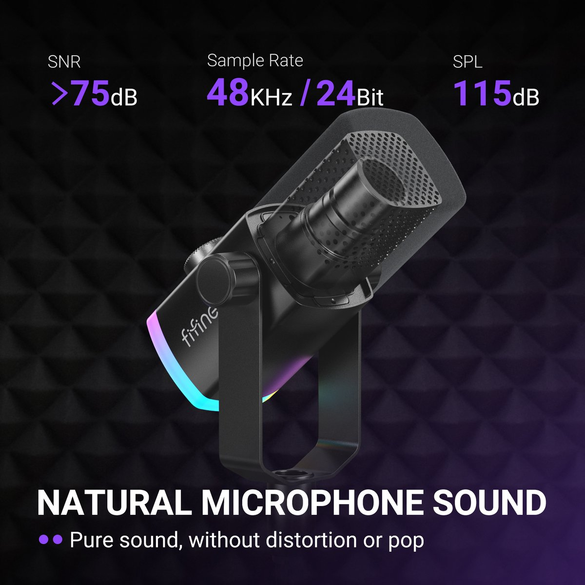 Microphone noir Fifine avec éclairage RVB devant un mur insonorisé avec spécifications.