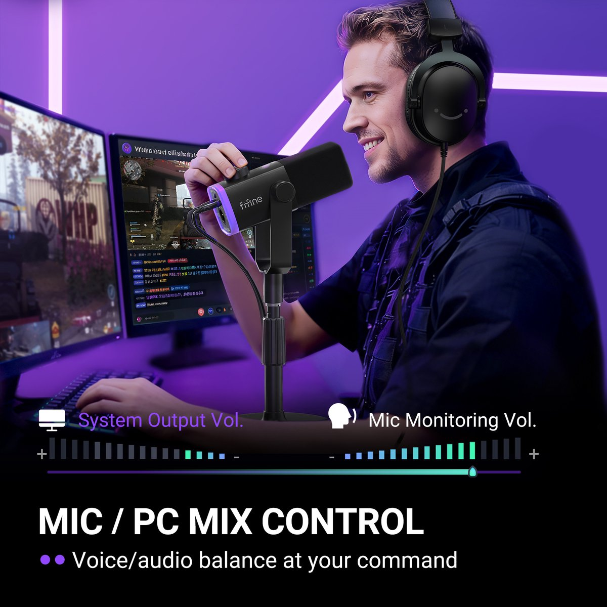 Un joueur avec un casque ajuste un micro Fifine devant des moniteurs affichant un jeu.