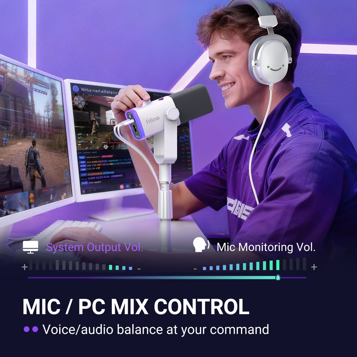Un joueur avec un casque tient un microphone blanc Fifine devant deux écrans affichant des jeux vidéo.