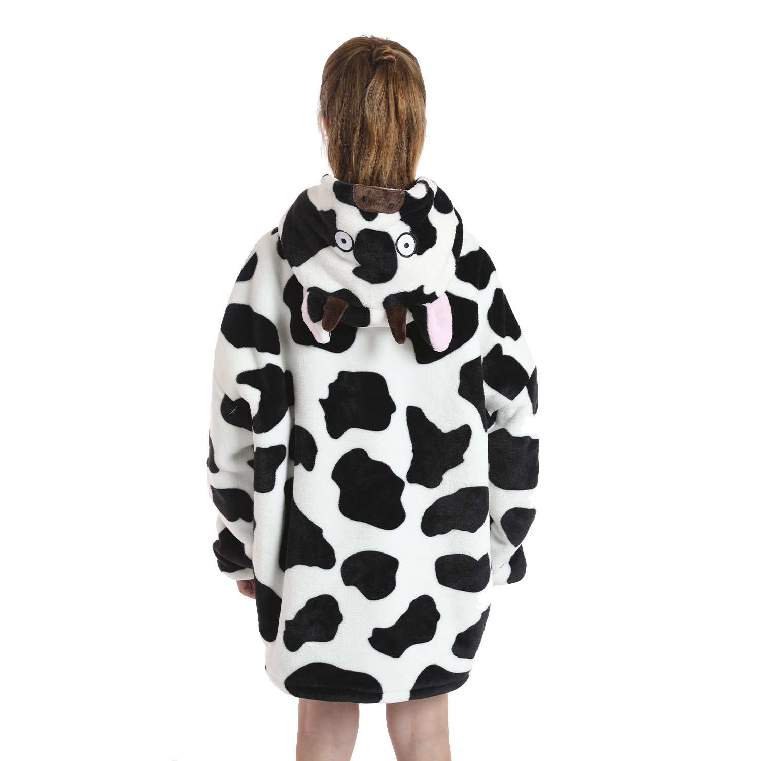 Vista trasera de una persona con una sudadera con capucha peluda de patrón de vaca en blanco y negro.