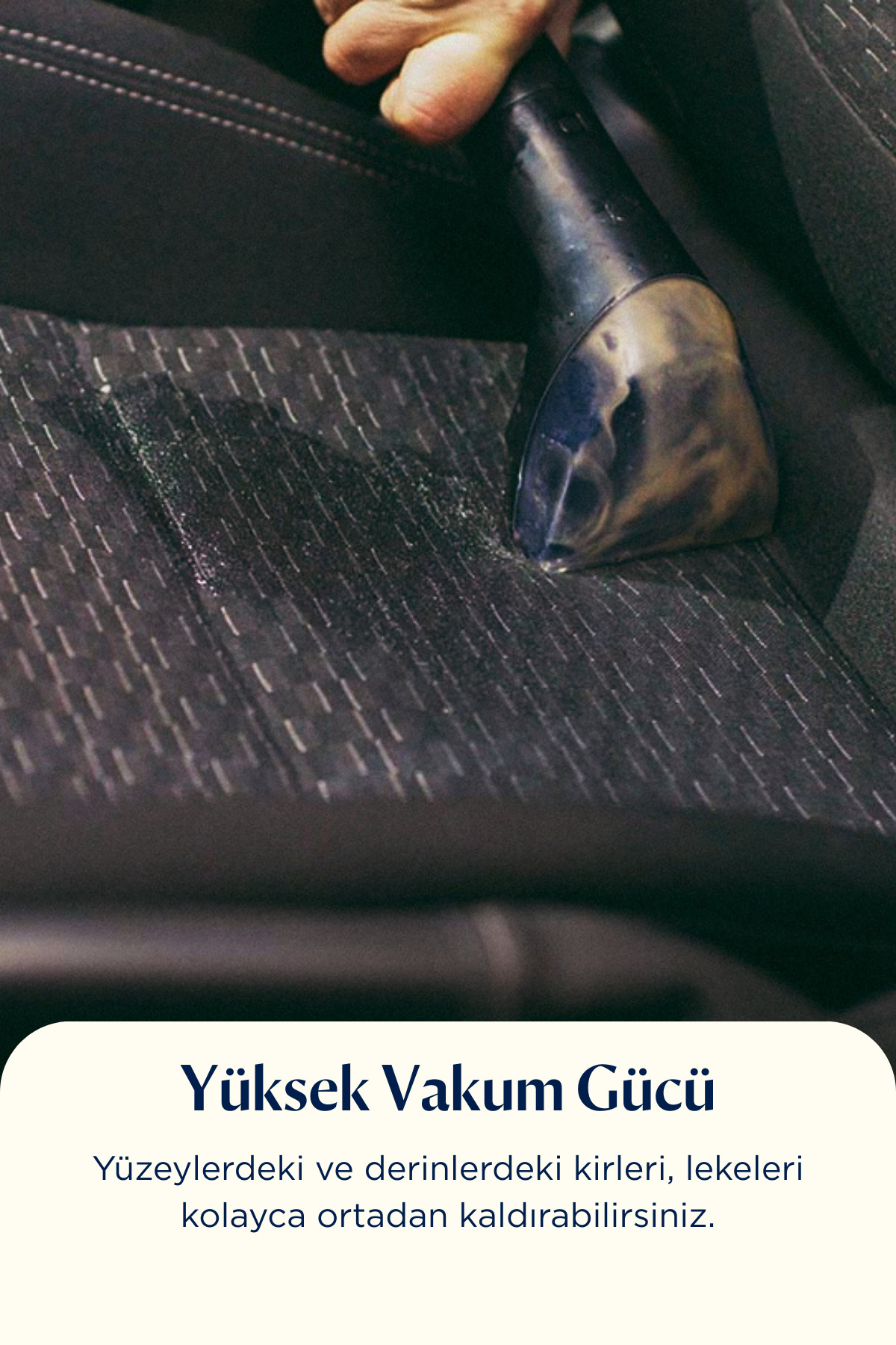 Ön planda bir metin kutusu ile koyu renkli araba koltuğunu temizleyen bir vakumlu süpürge.