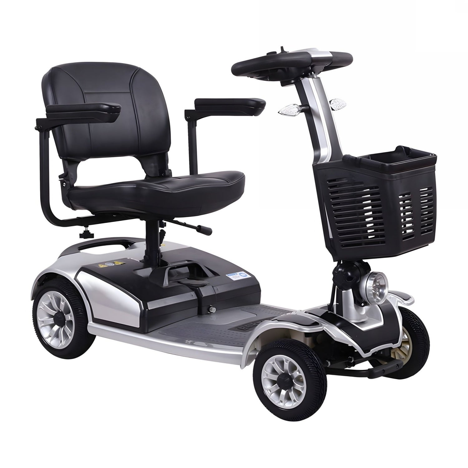 Un scooter de movilidad plateado con asiento negro, cesta delantera y cuatro ruedas sobre fondo blanco.