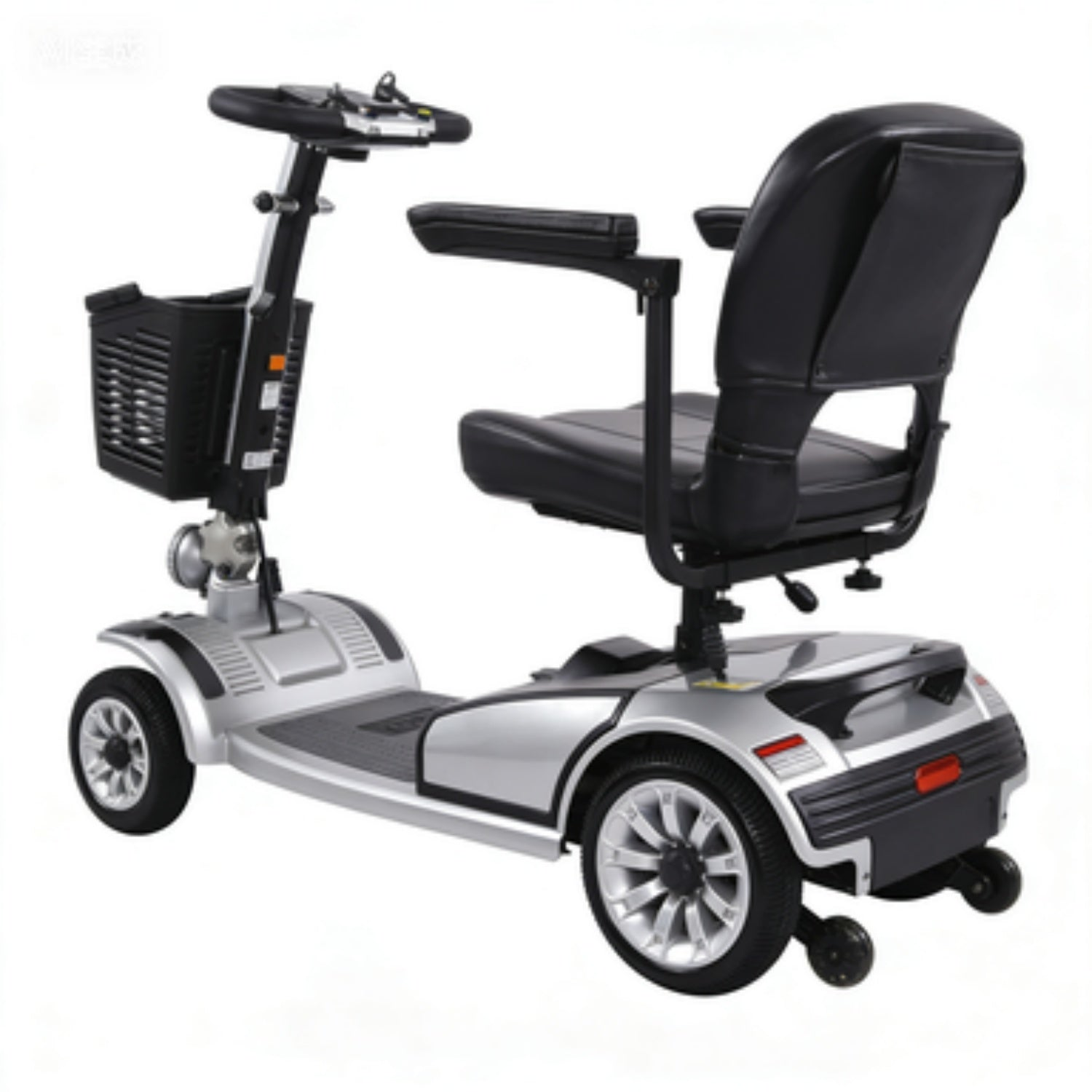 Un scooter de movilidad plateado con asiento negro, manillar y cesta delantera sobre fondo blanco.