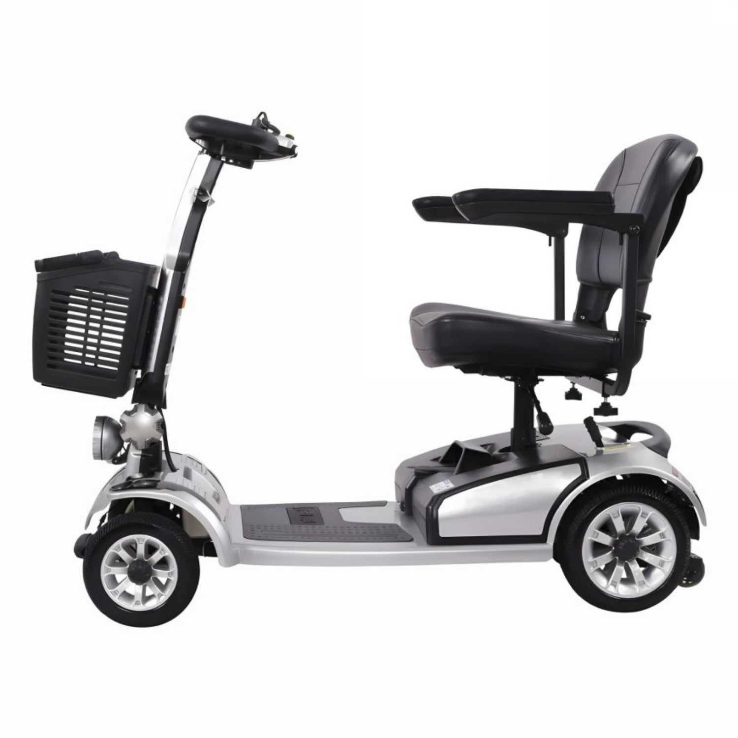 Un scooter de movilidad plateado con asiento negro y cesta delantera sobre fondo blanco.